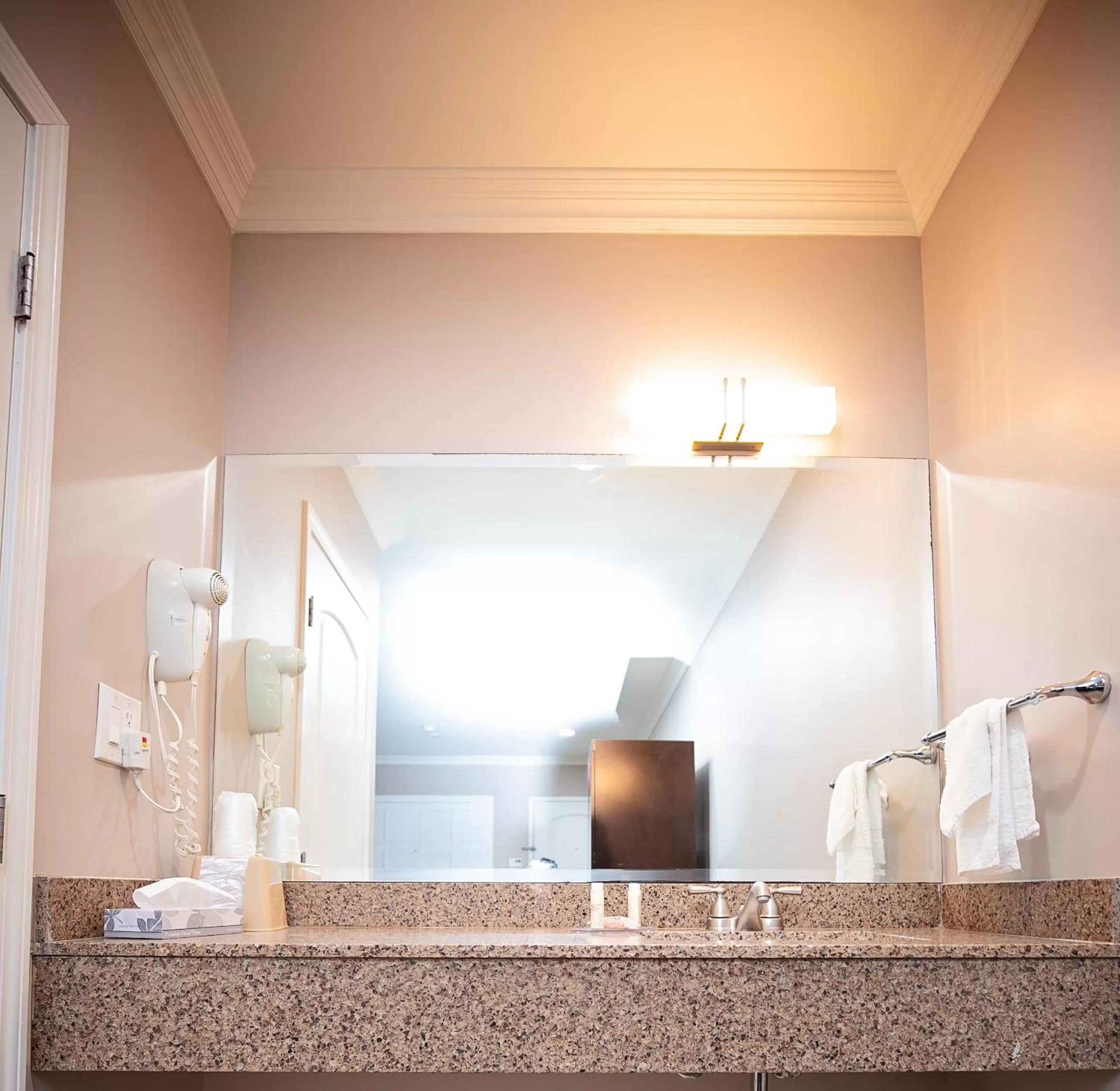 Diamond Bell Inn & Suites