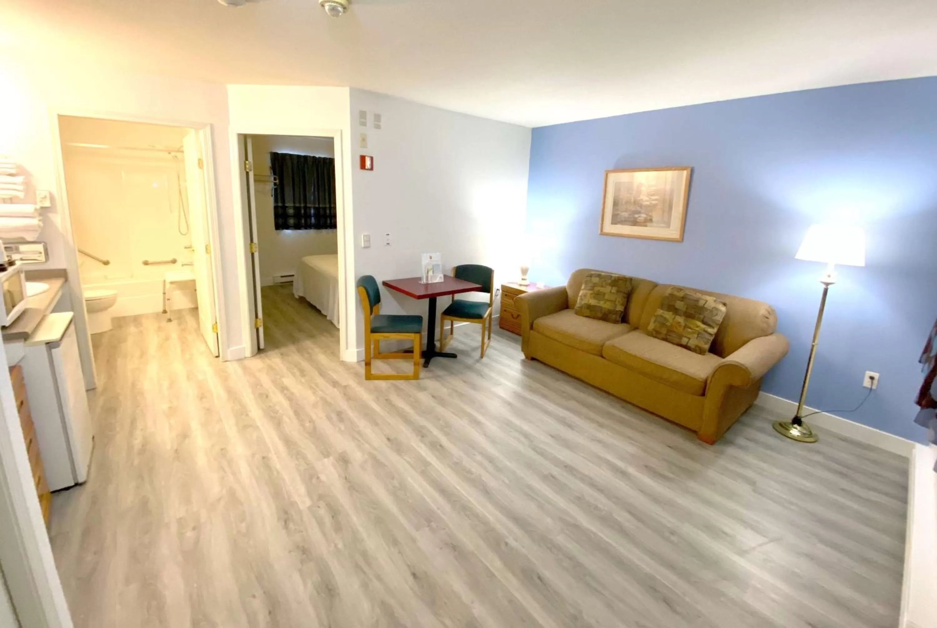 Photo of the whole room in Super 8 by Wyndham Sicamous