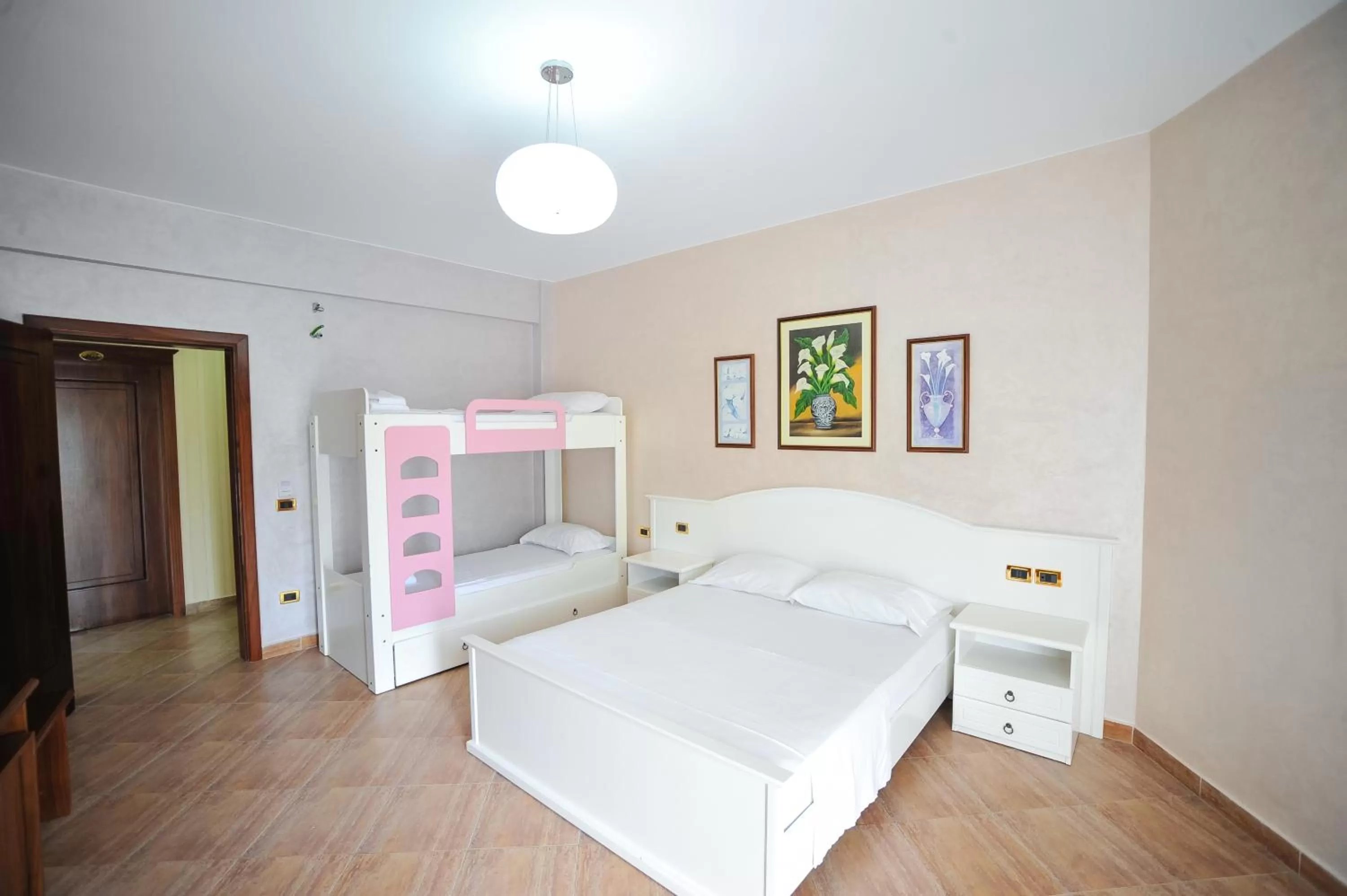 View (from property/room), Bed in Iliria Internacional Hotel