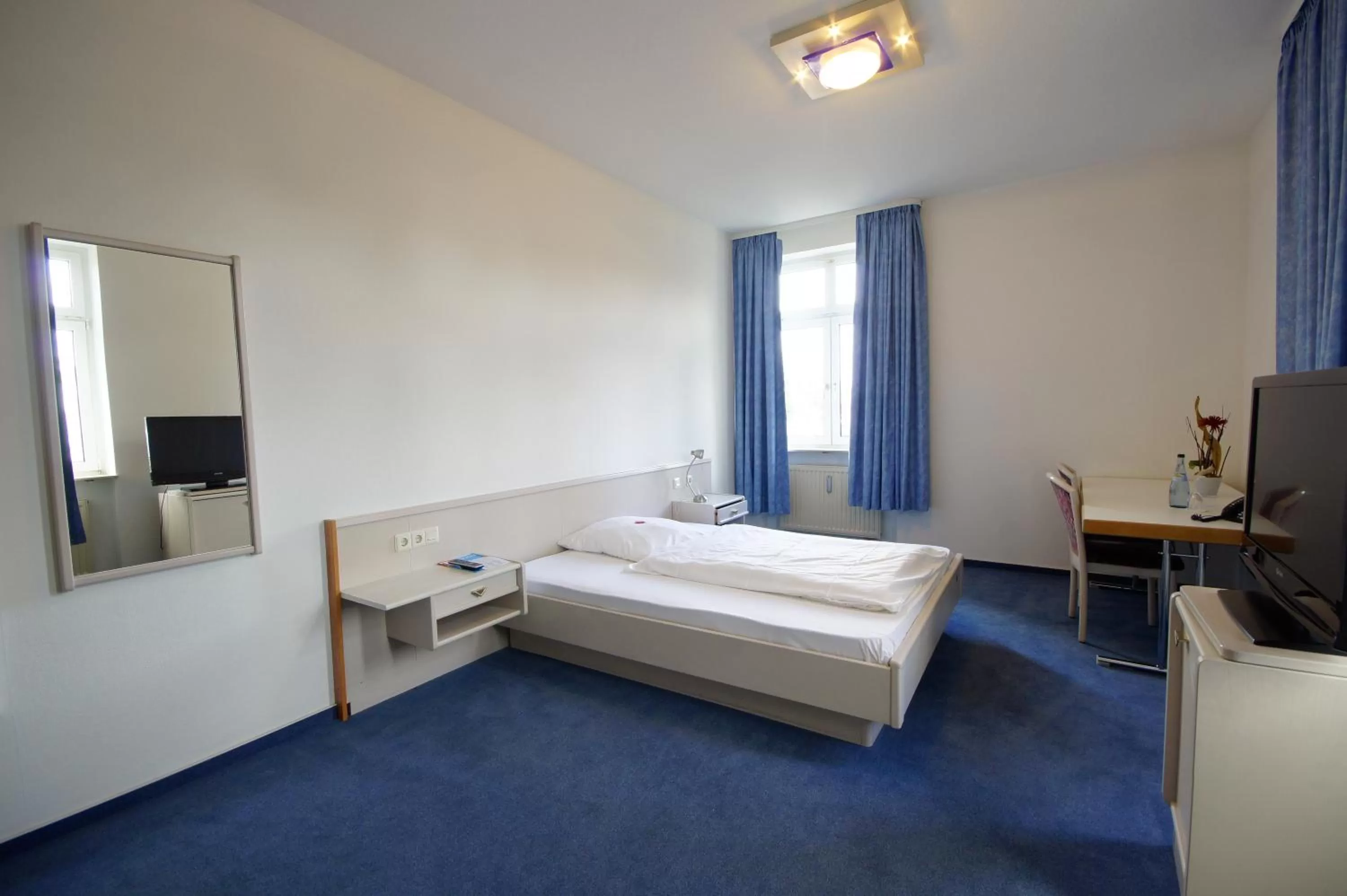 Bed in Hotel Neuwirtshaus