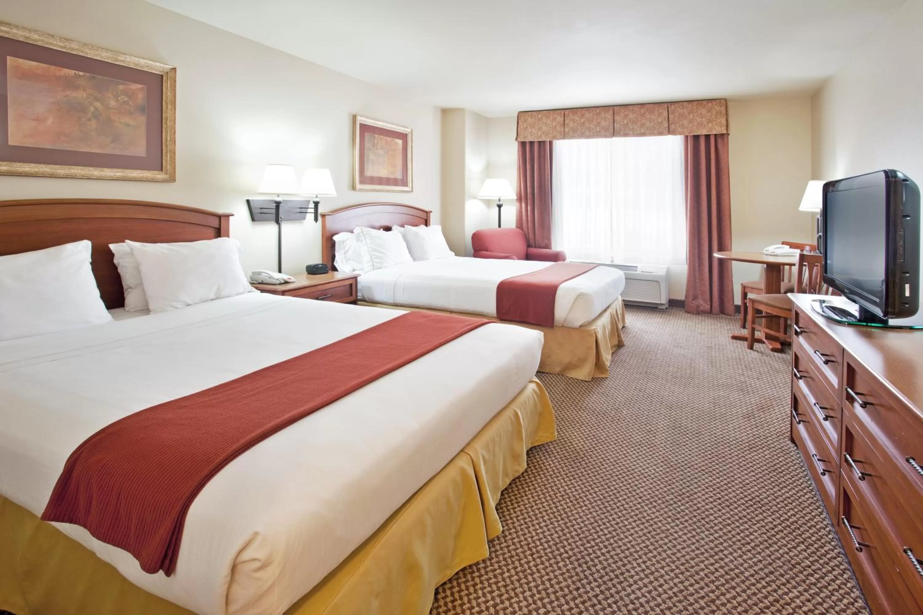 Photo of the whole room, Bed in Holiday Inn Express Hotel & Suites Cedar City by IHG