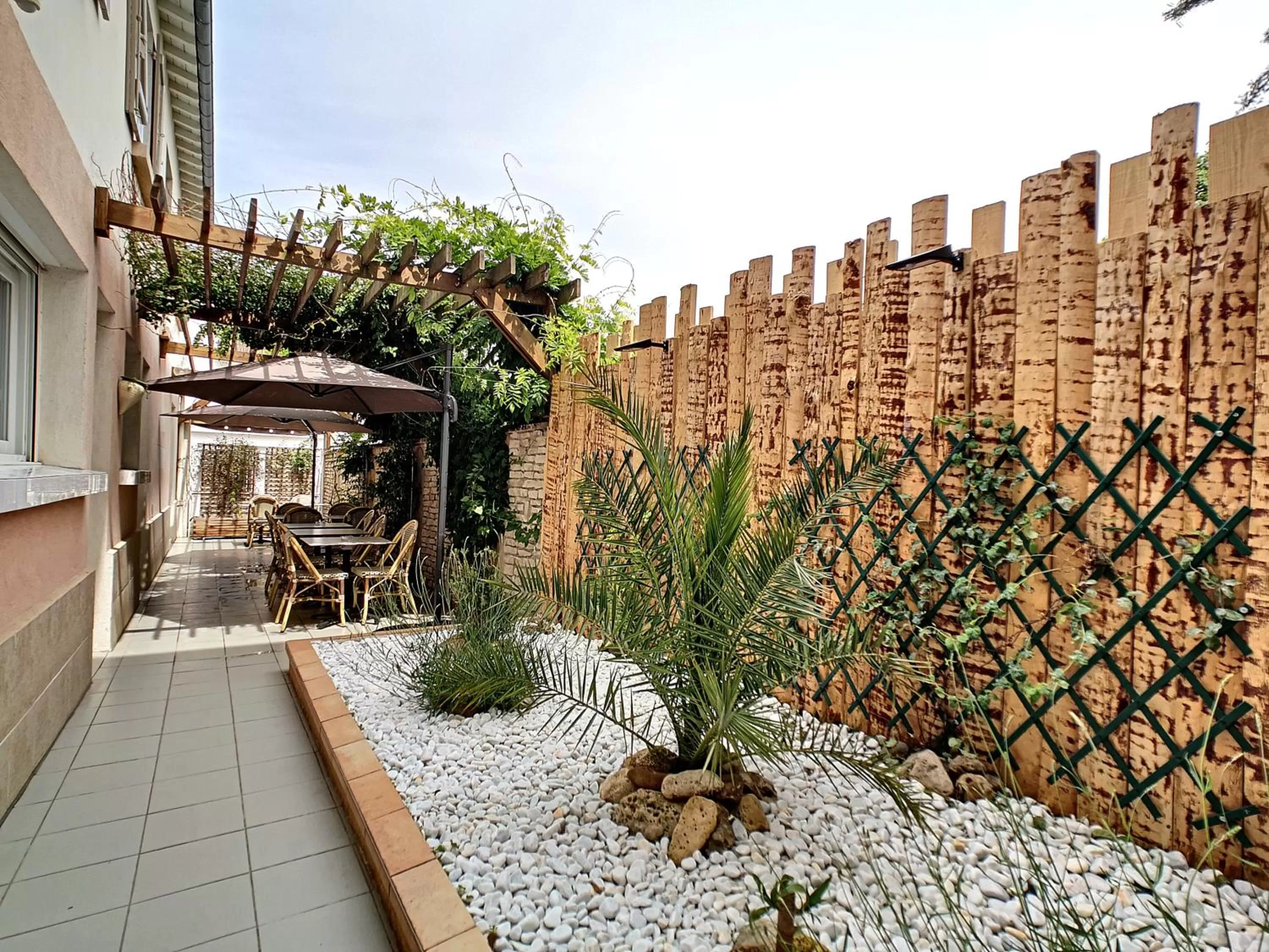 Patio in Logis Hôtel Rêve de Sable