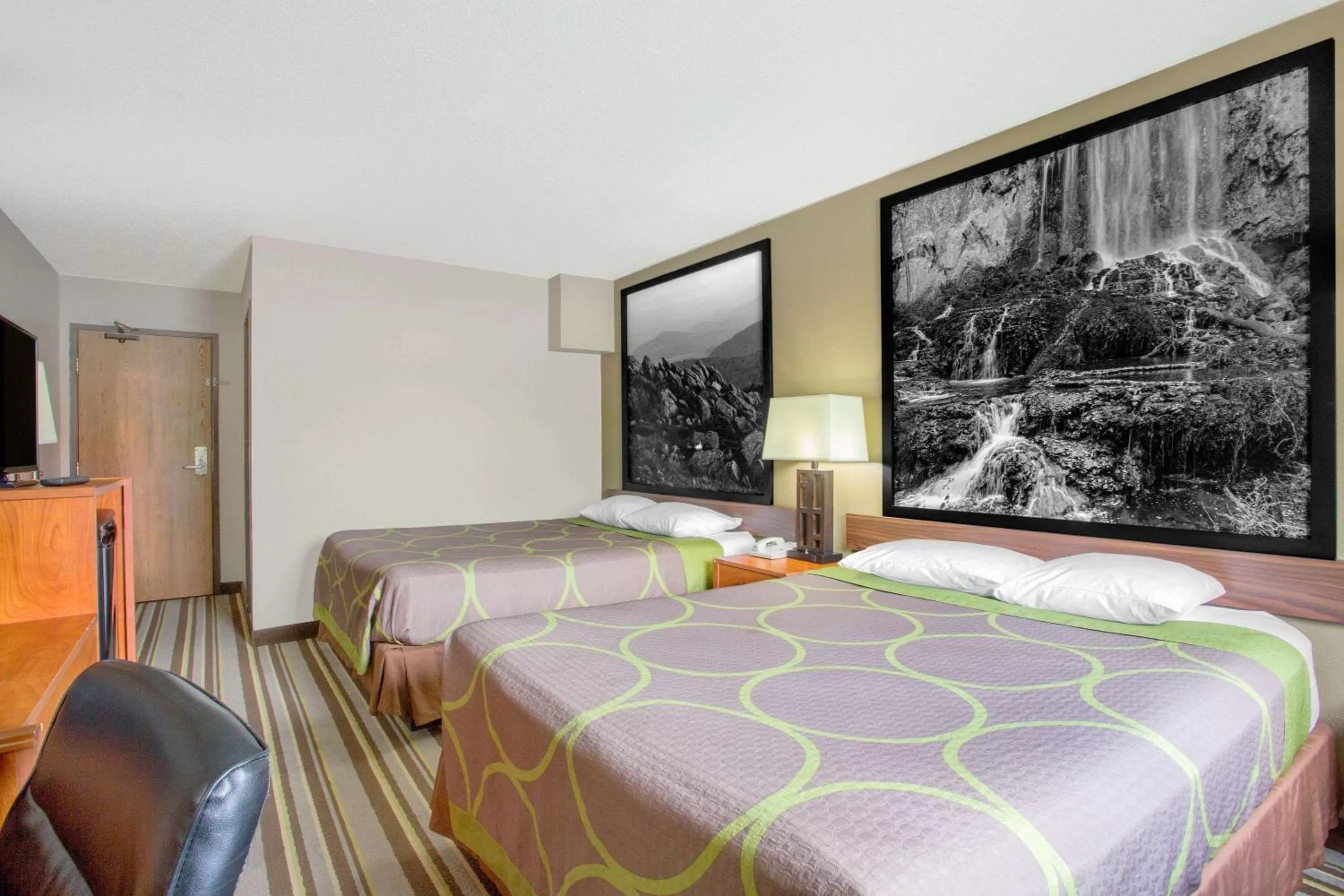 Photo of the whole room, Bed in Super 8 by Wyndham Abingdon VA