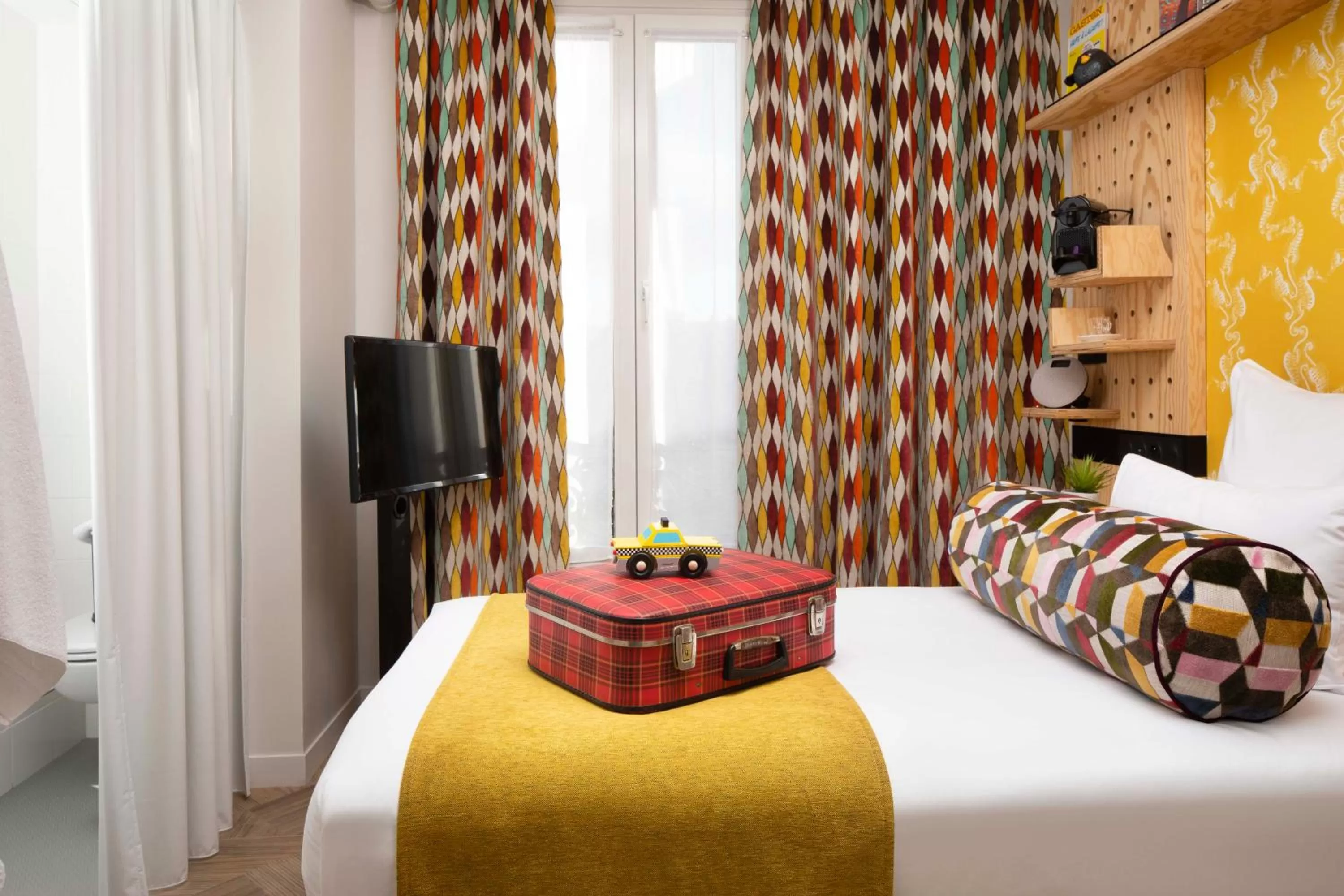 Photo of the whole room, Bed in Hotel Locomo - Gare de Lyon Bastille