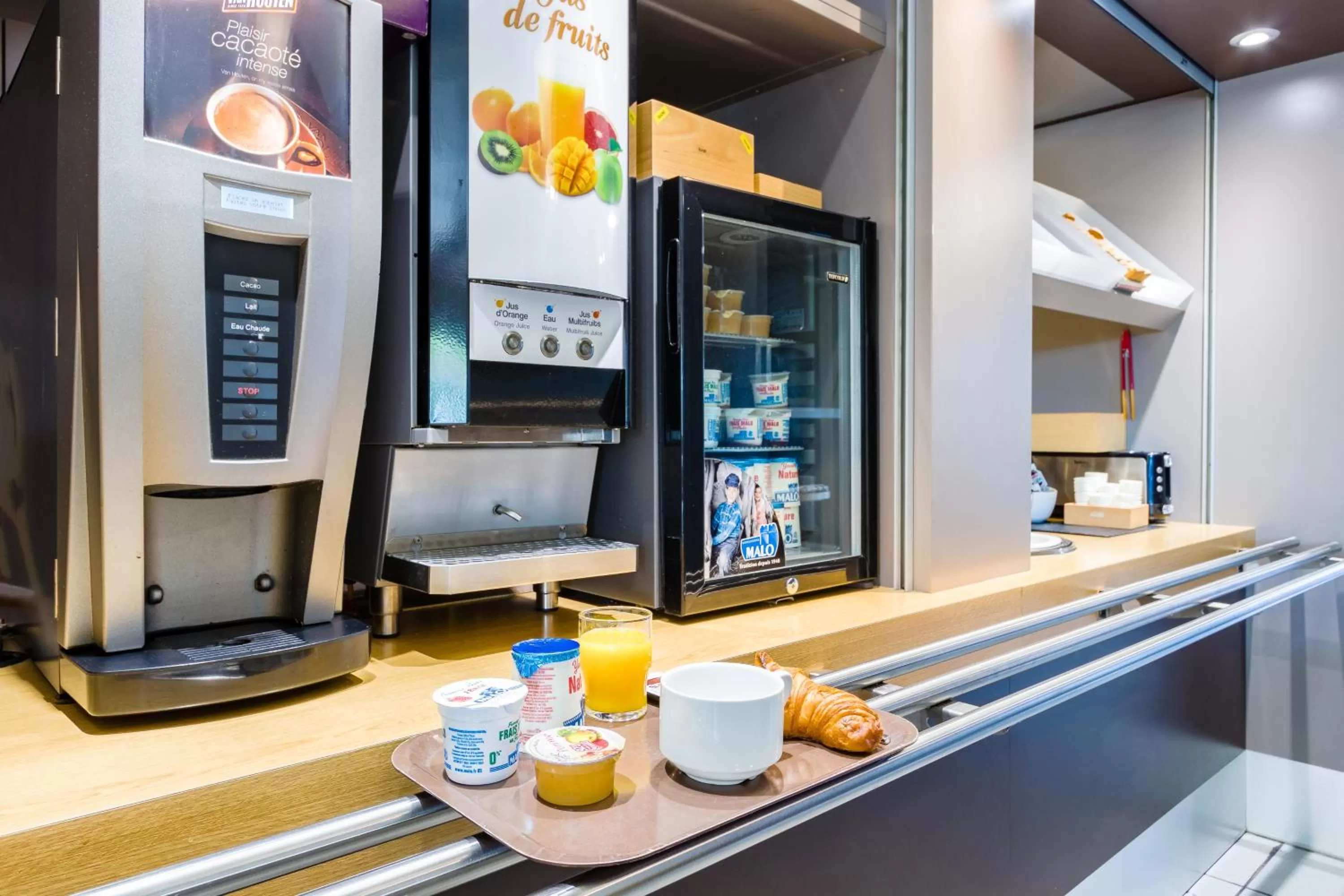 Buffet breakfast in B&B HOTEL TOURS Sud Joué-lès-Tours