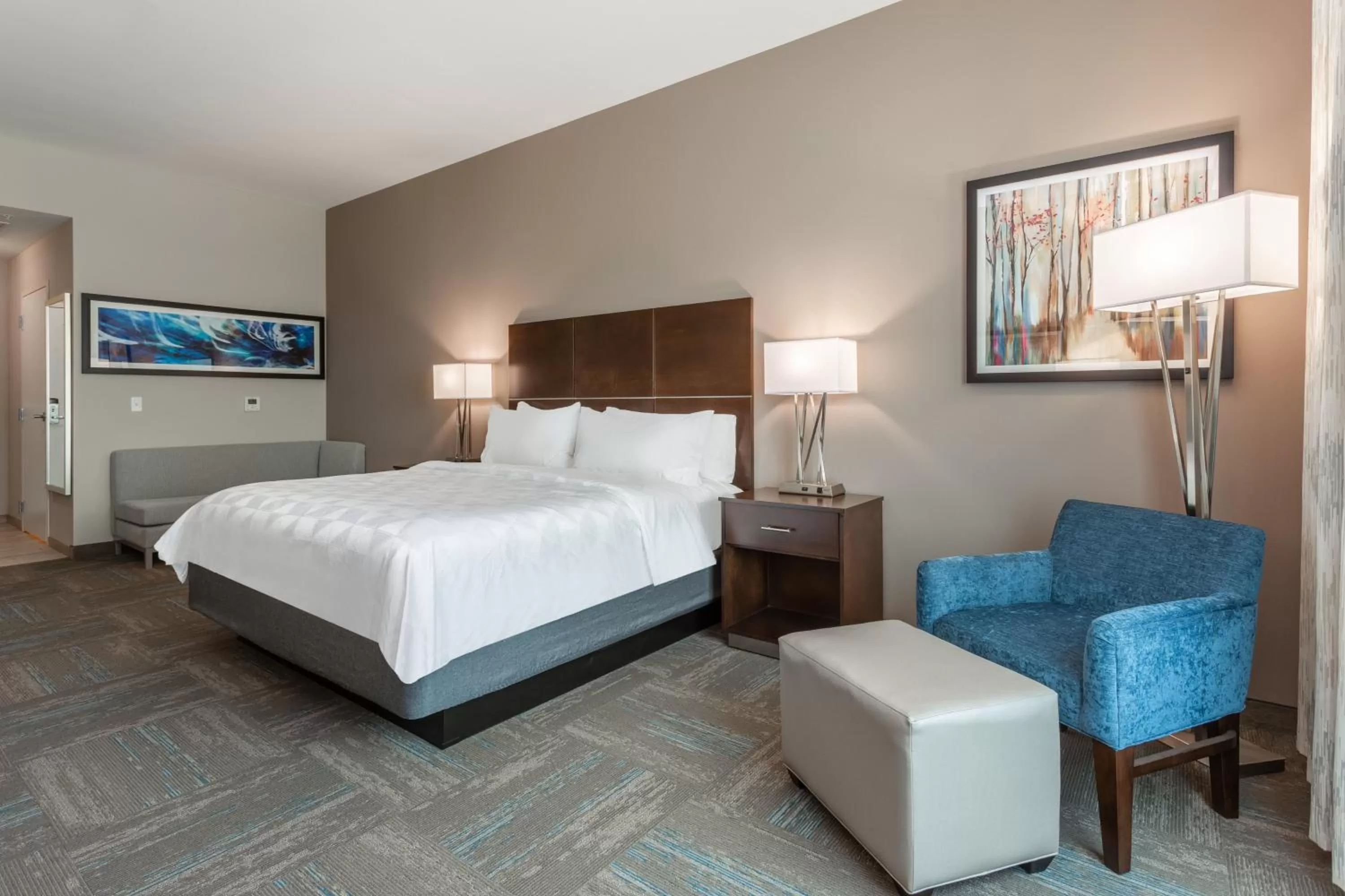 Photo of the whole room, Bed in Holiday Inn & Suites - Jefferson City by IHG