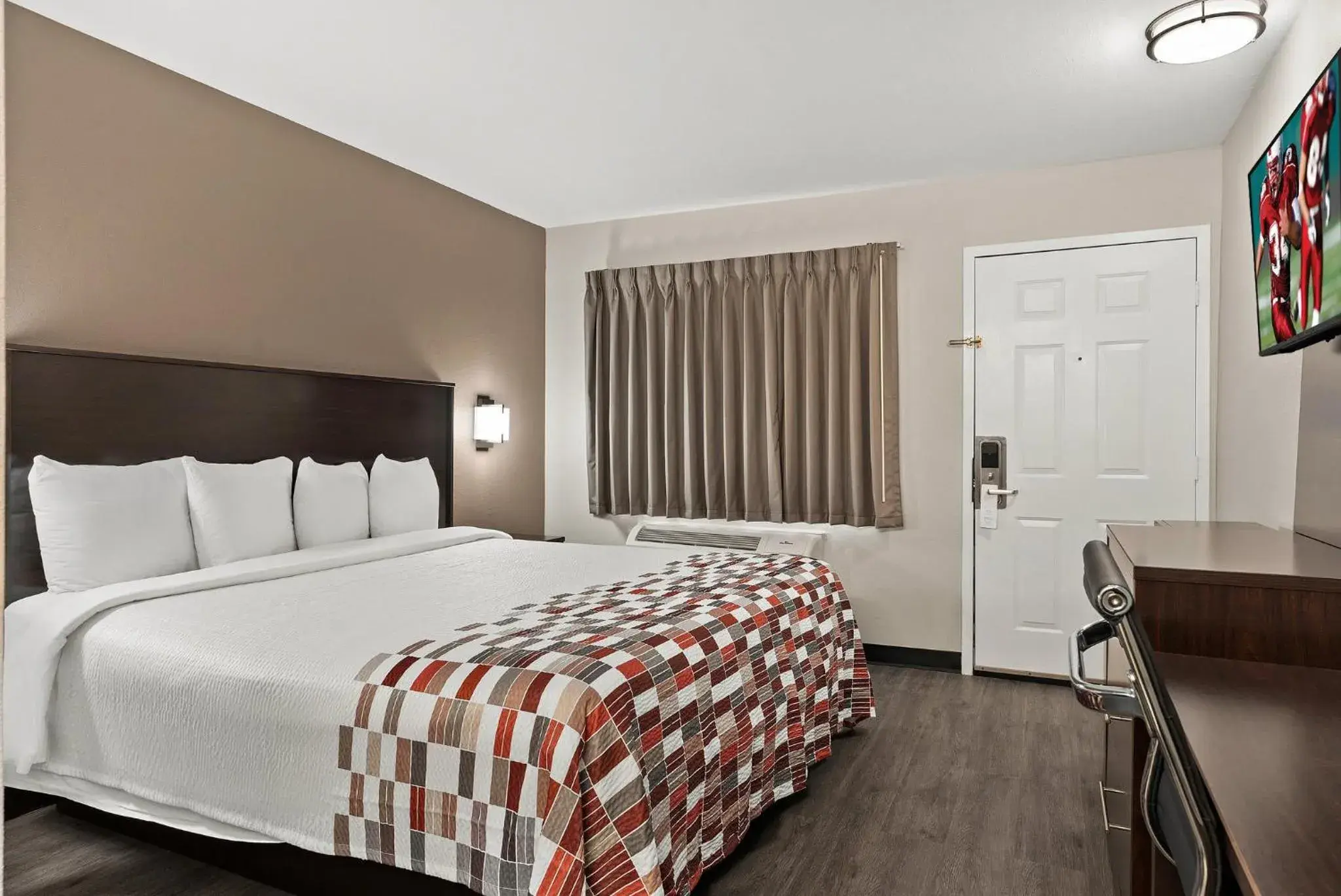 Superior King Room Non-Smoking in Red Roof Inn Spartanburg - I-85 Superior King Room Non-Smoking in Red Roof Inn Spartanburg - I-85