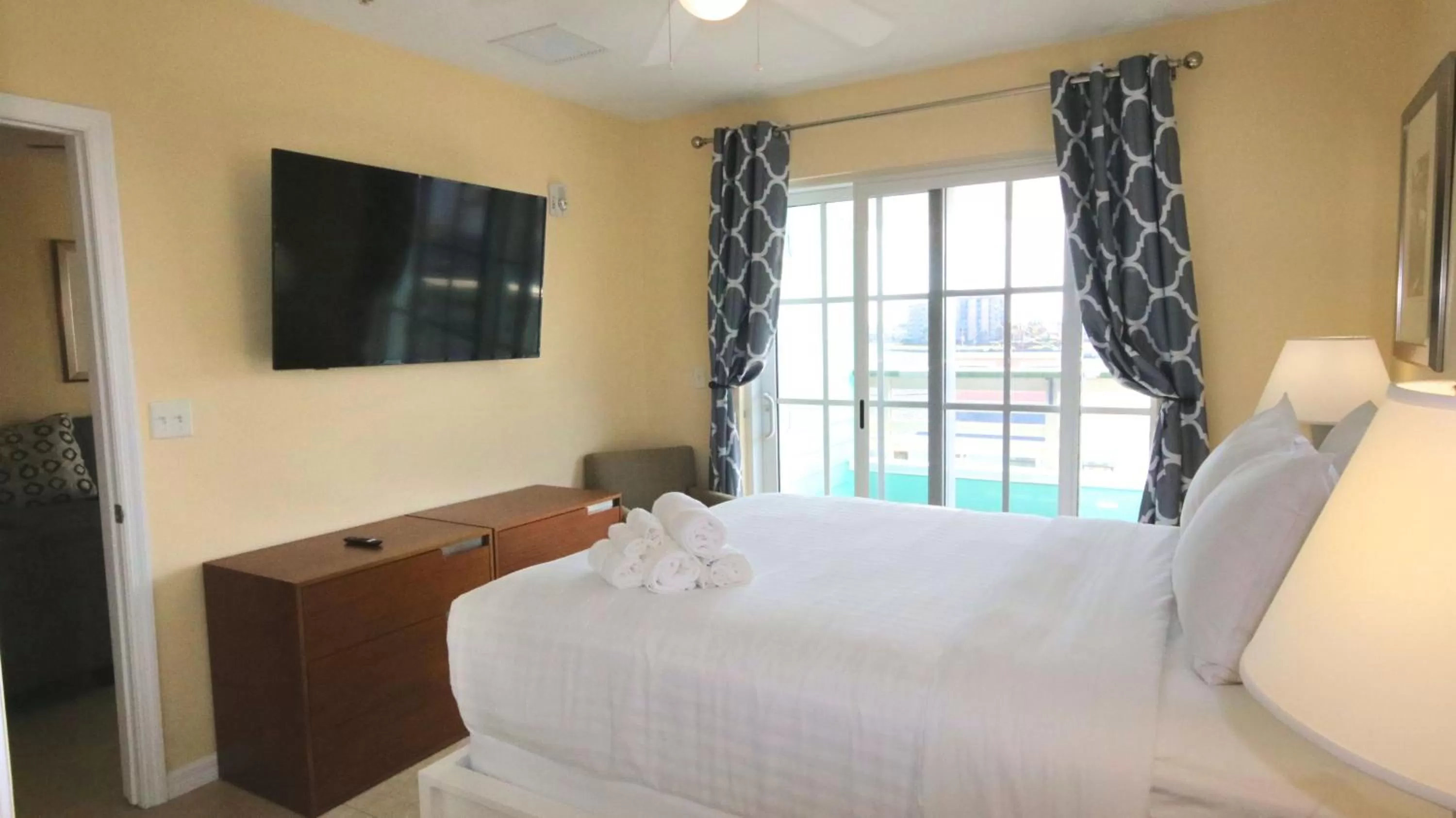 Bed in John's Pass Hotel - Fully Remote Check In