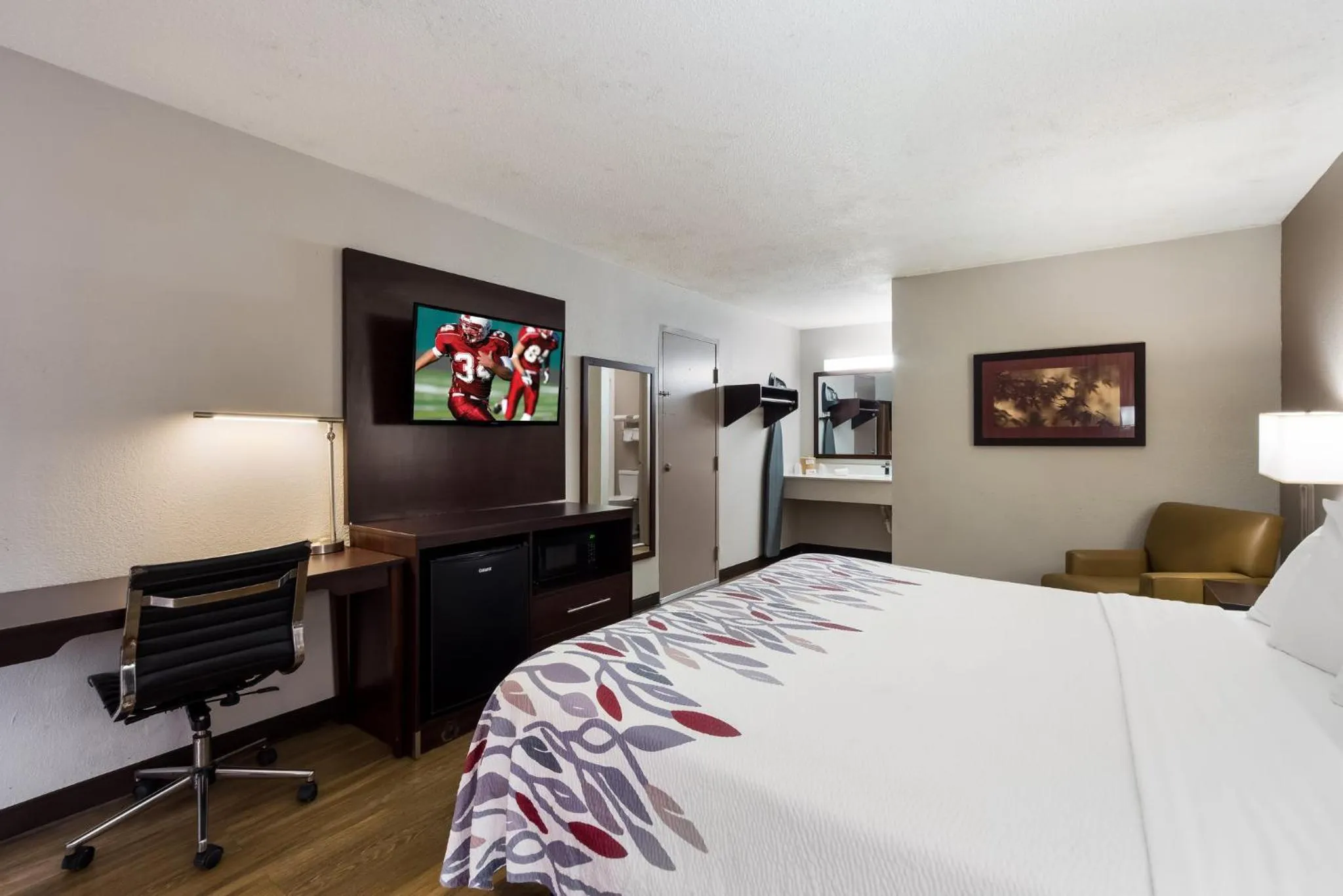 Bedroom, Bed in Red Roof Inn Columbia, SC Airport