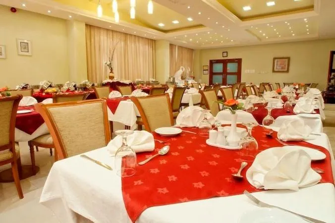 Restaurant/places to eat in Safeer Plaza Hotel
