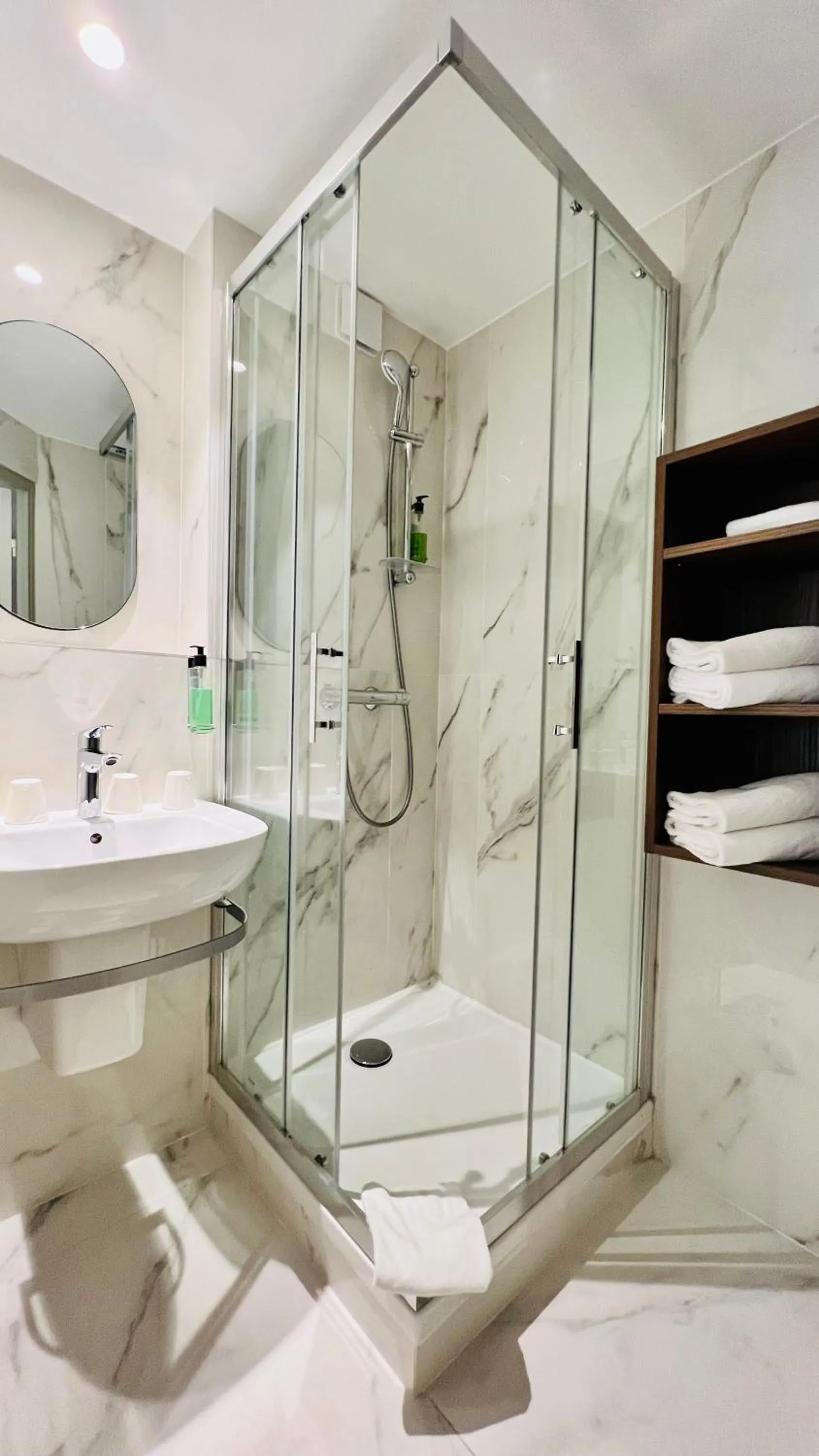 Bathroom in Hotel du Pin Nice Port