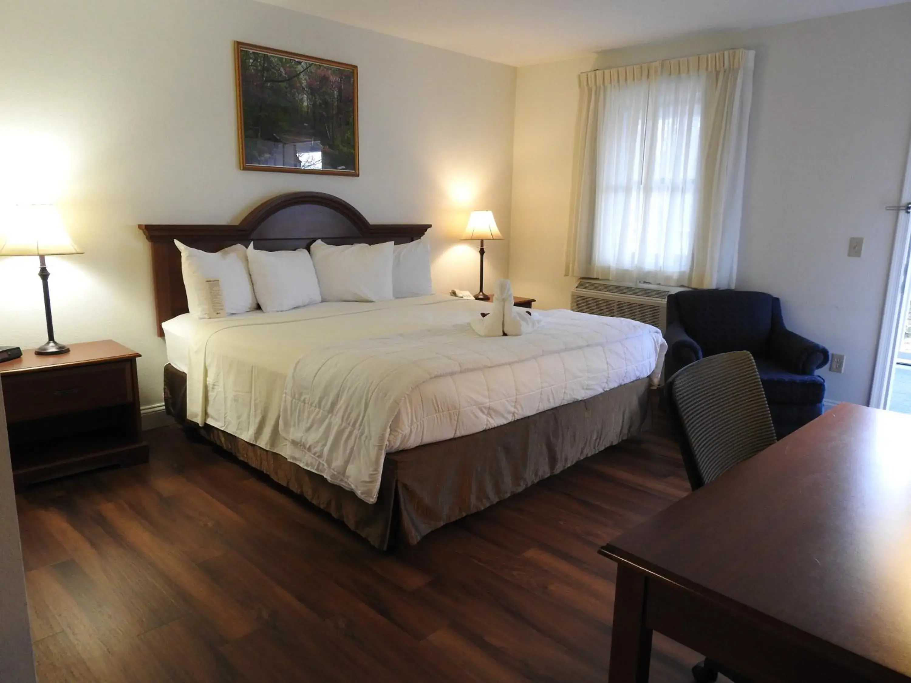 King Room- Pet Friendly in Inn at Cemetery Hill King Room- Pet Friendly in Inn at Cemetery Hill