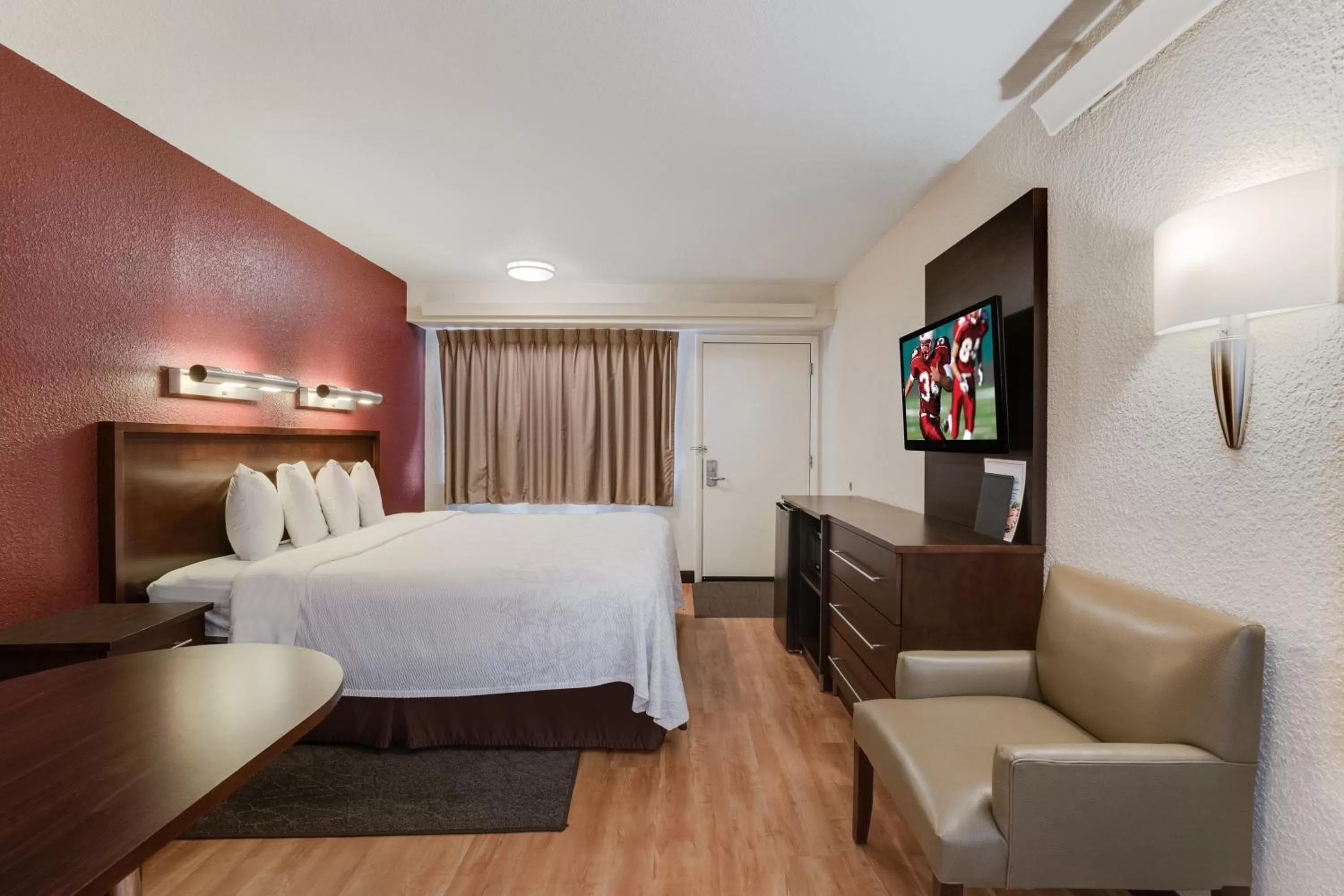 Bedroom, Bed in Red Roof Inn PLUS+ Chicago - Northbrook/Deerfield