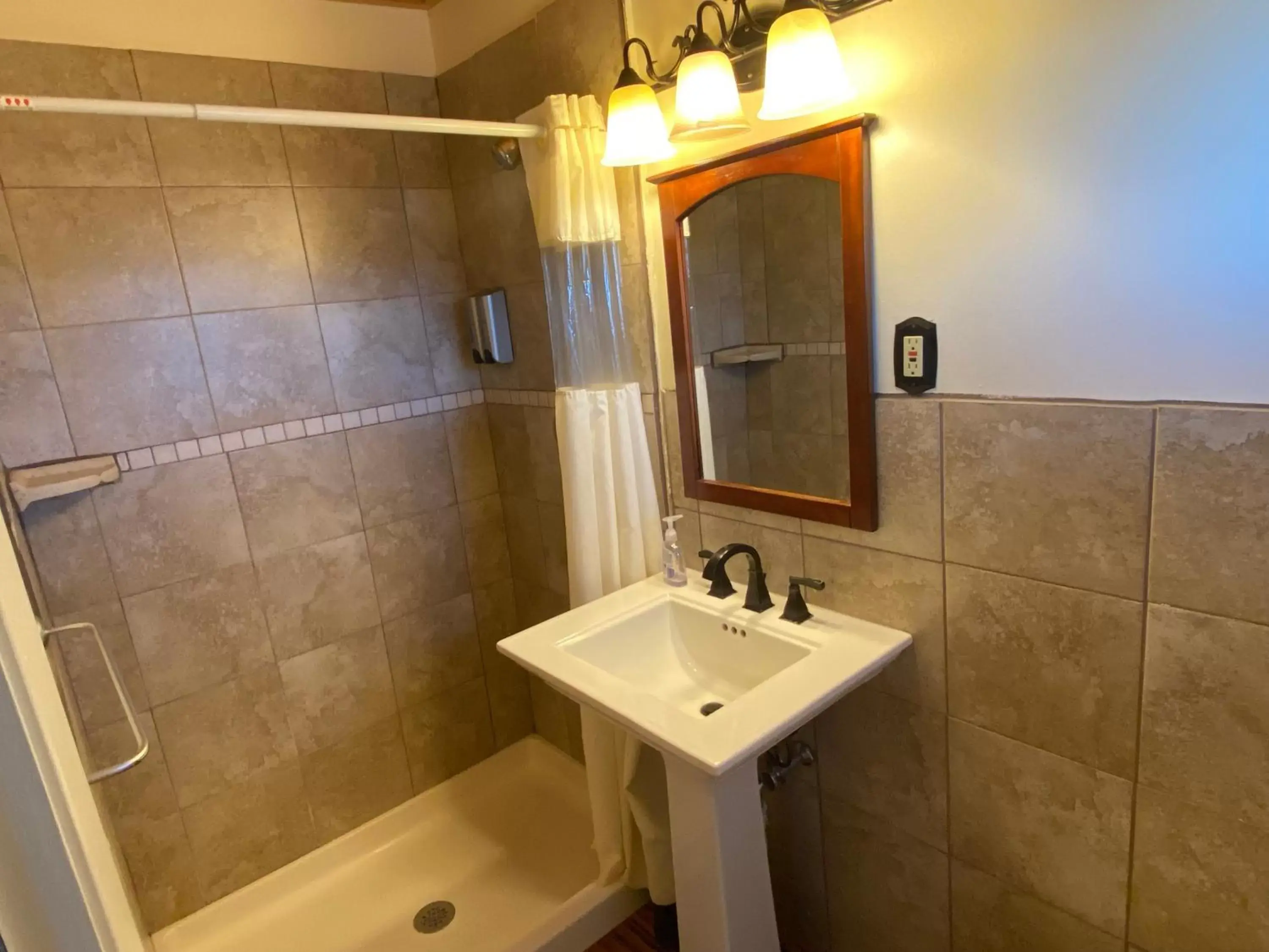 Deluxe Queen Room in Bromley View Inn Deluxe Queen Room in Bromley View Inn