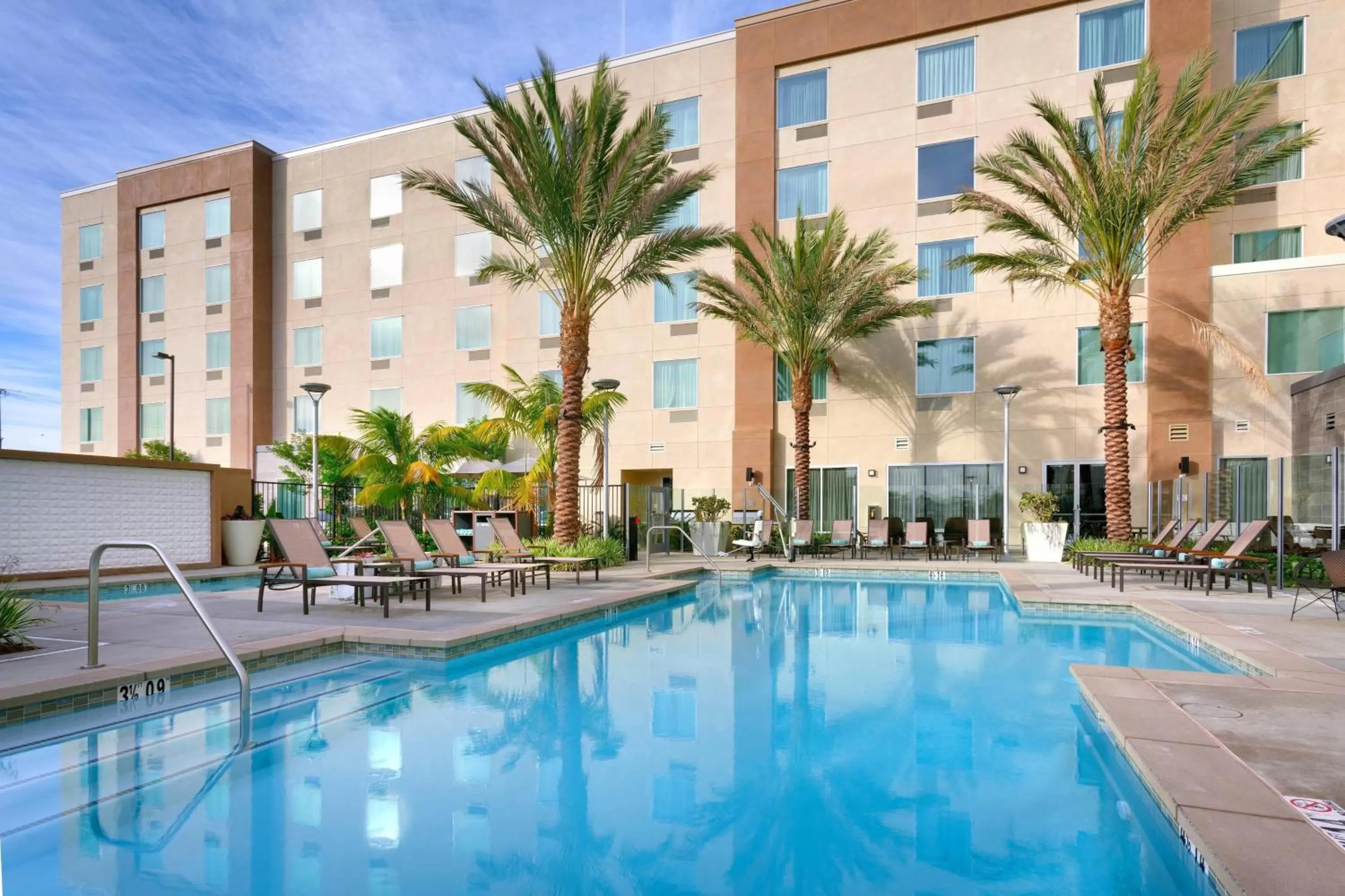 Swimming pool in TownePlace Suites by Marriott Los Angeles LAX/Hawthorne