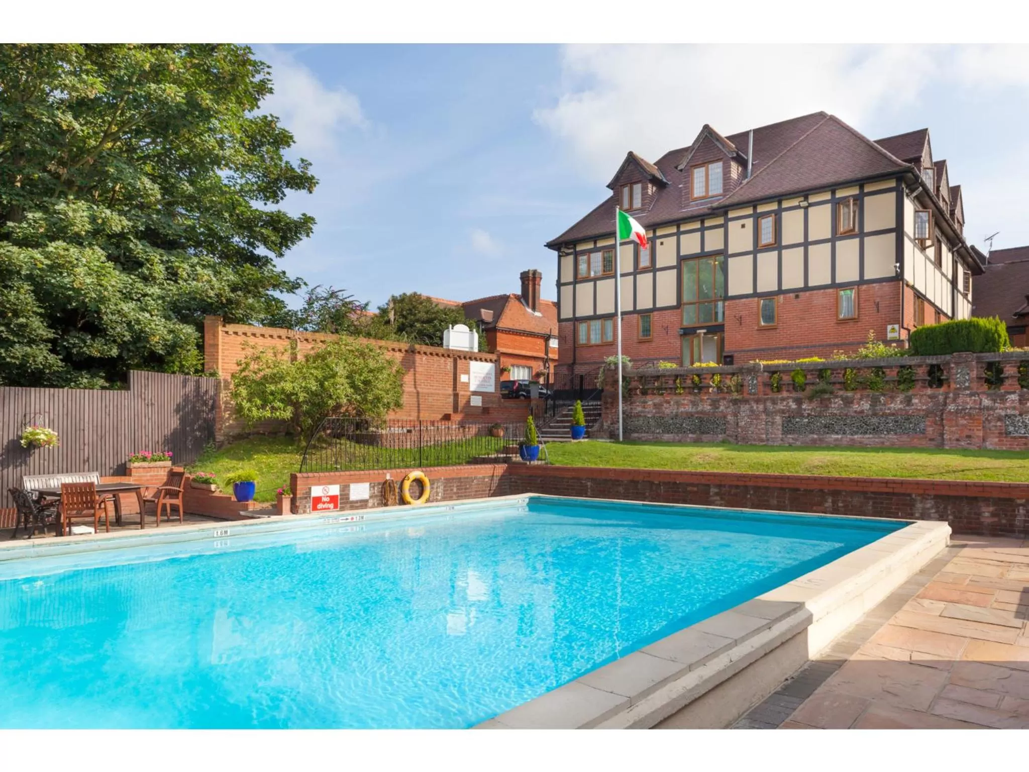 Property building in De Rougemont Manor