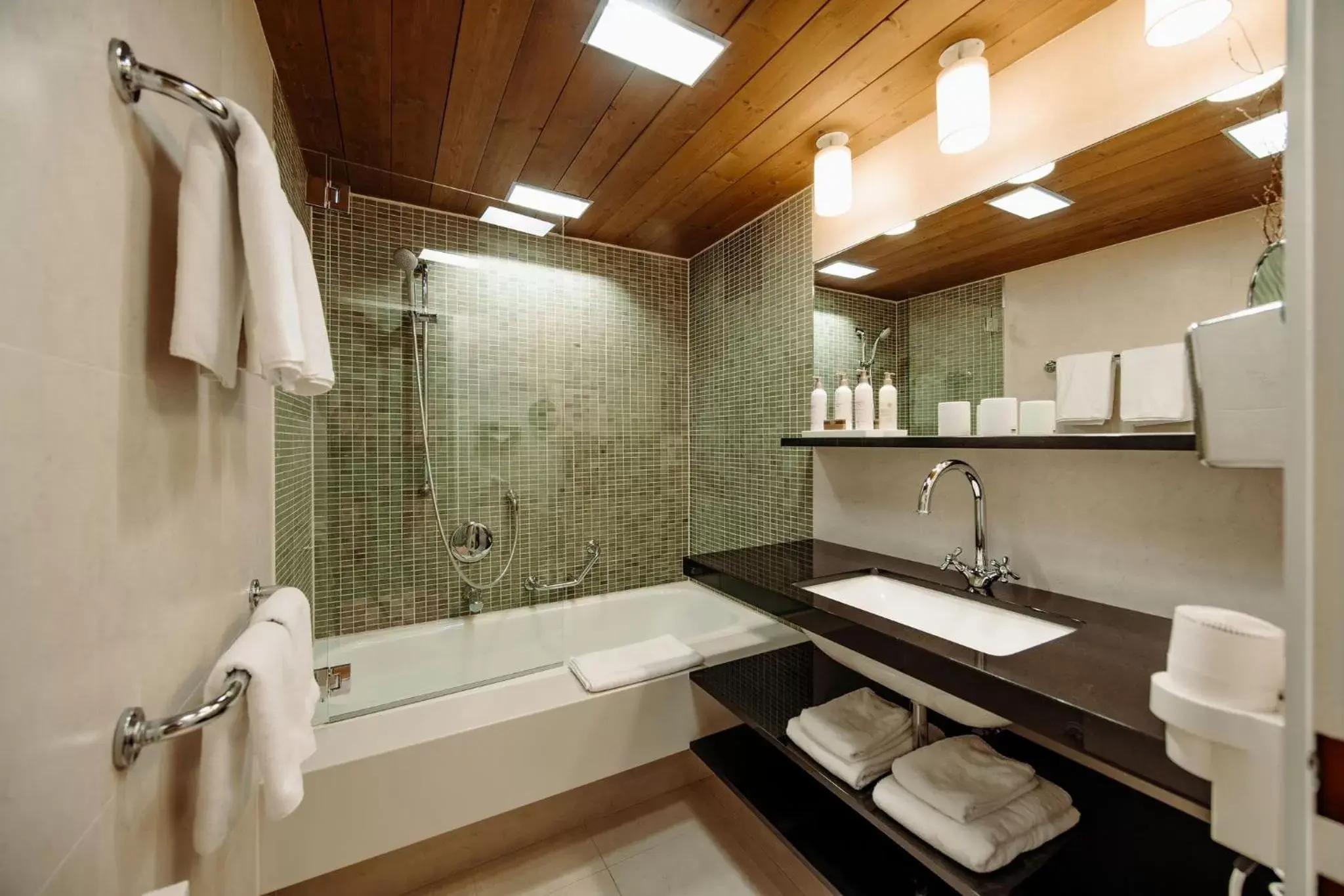 Triple Room with View in Familien- & Gartenhotel Theresia 4-Sterne Superior Triple Room with View in Familien- & Gartenhotel Theresia 4-Sterne Superior