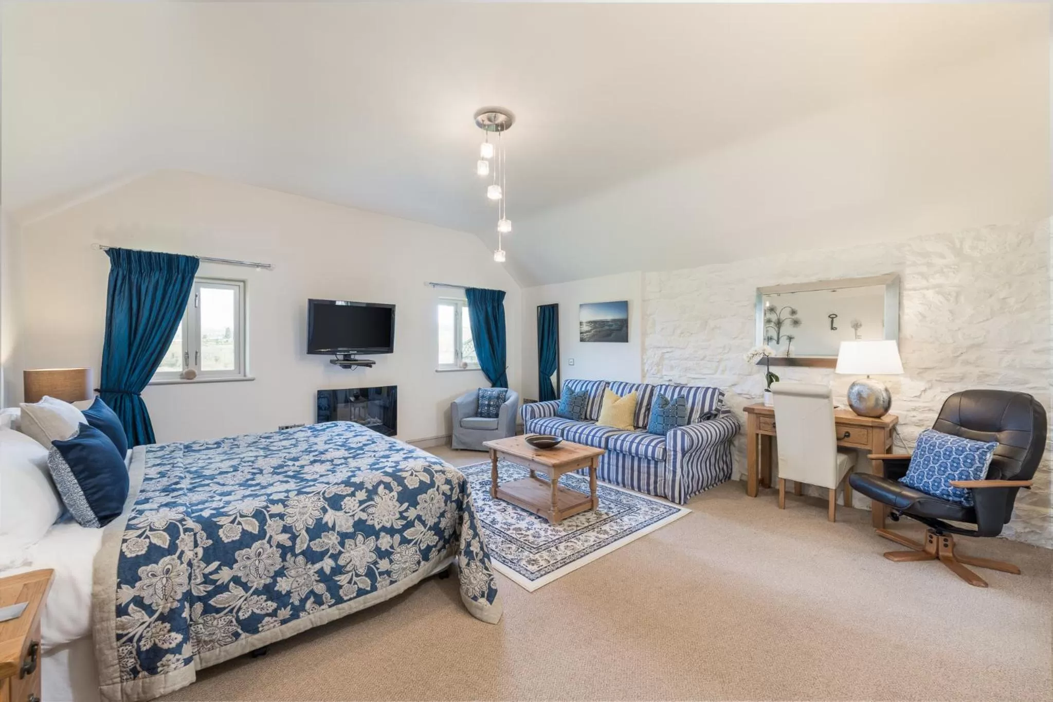 Photo of the whole room, Bed in Canaston Oaks