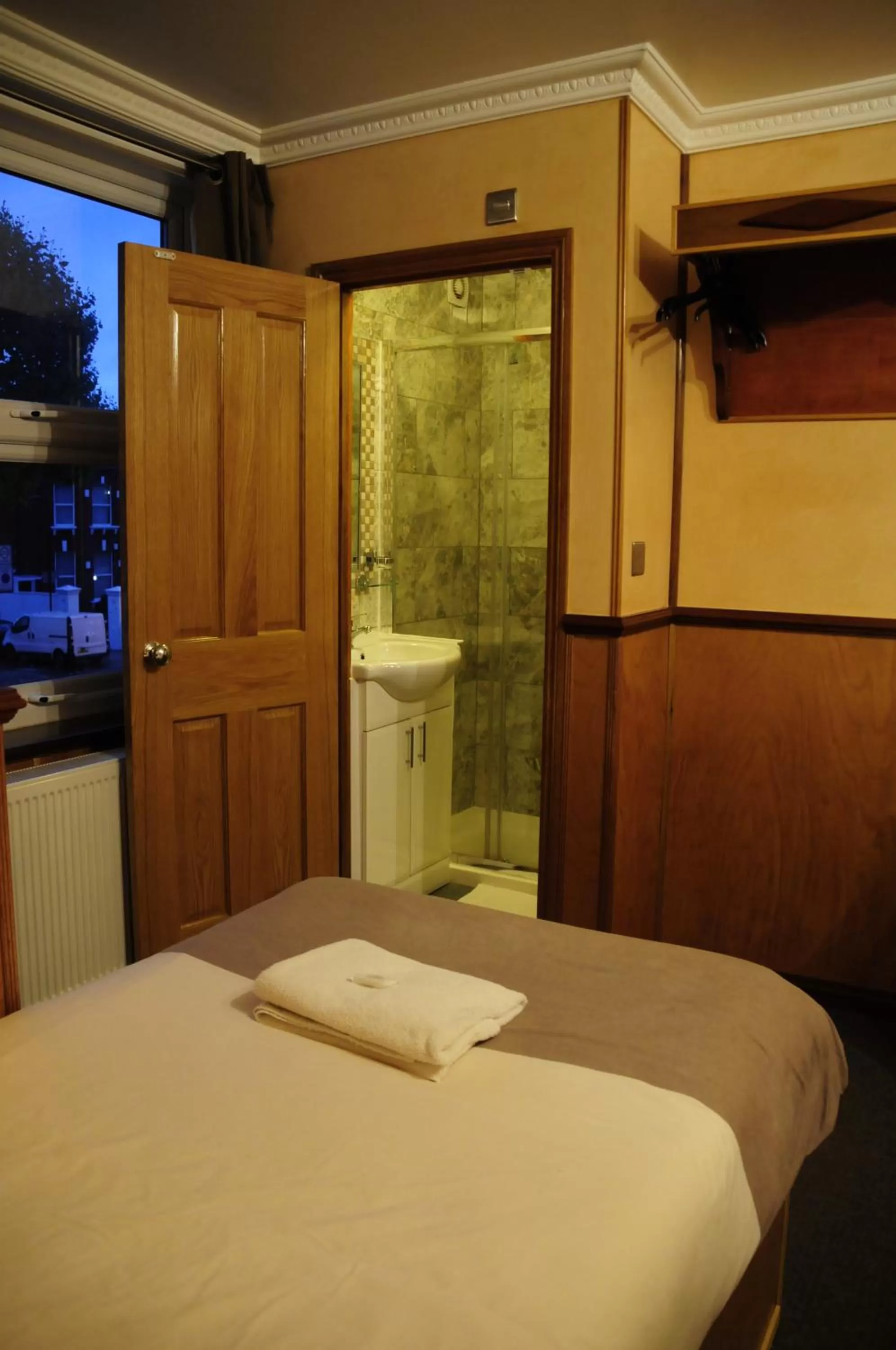 Bed in Cricklewood Lodge Hotel