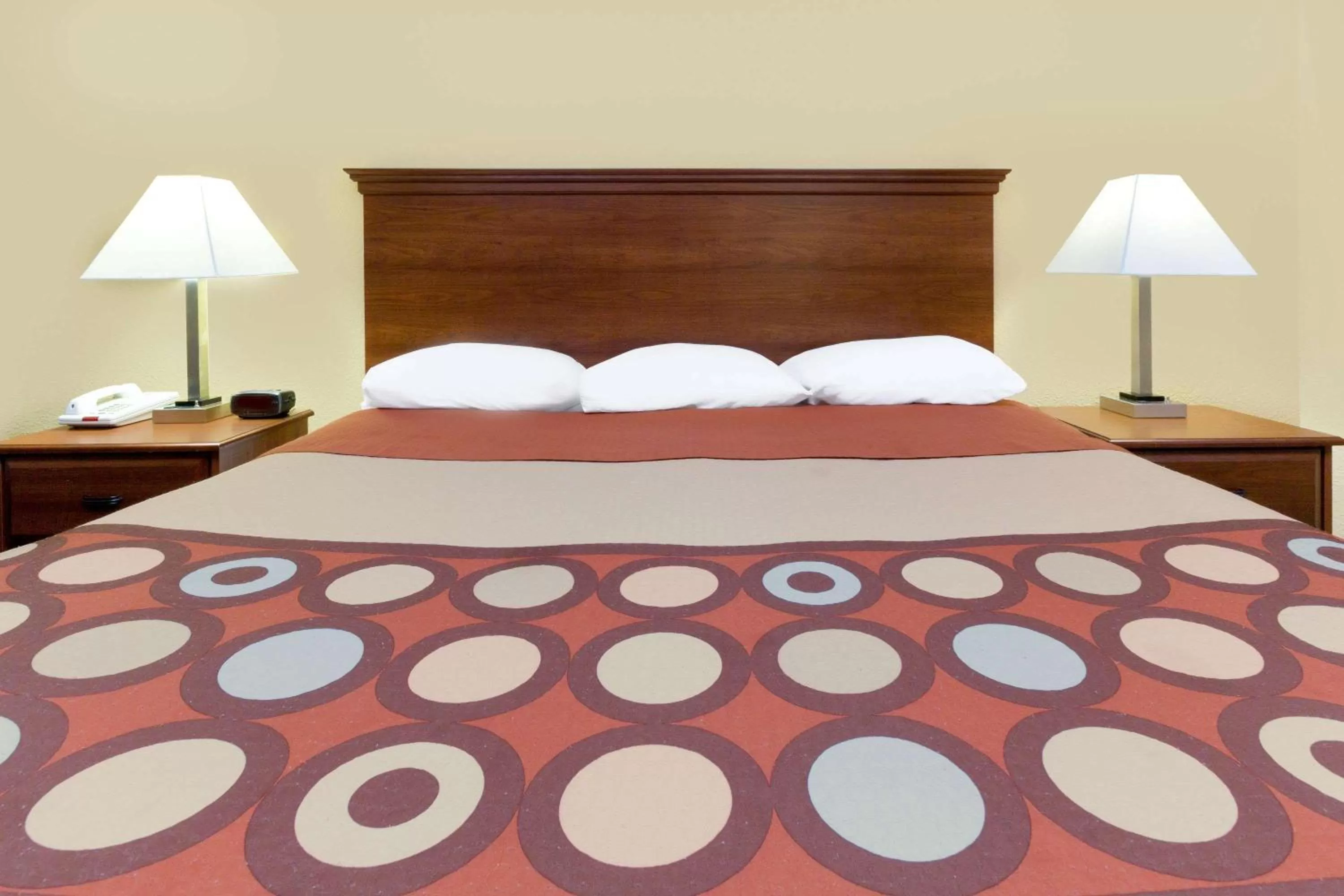 Photo of the whole room, Bed in Super 8 by Wyndham Hattiesburg South