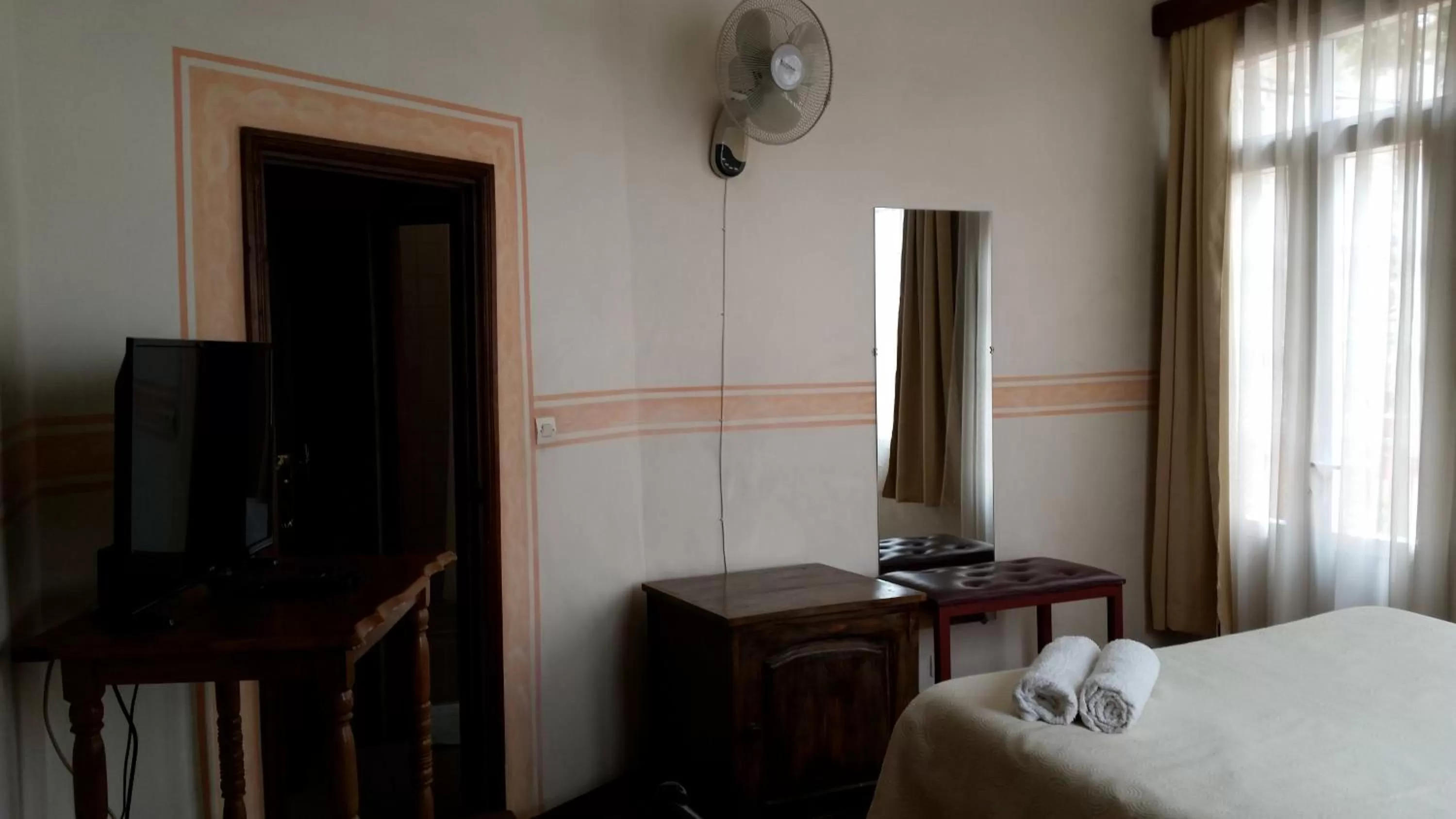 TV and multimedia, TV/Entertainment Center in Relais De La Haute Ville Tana