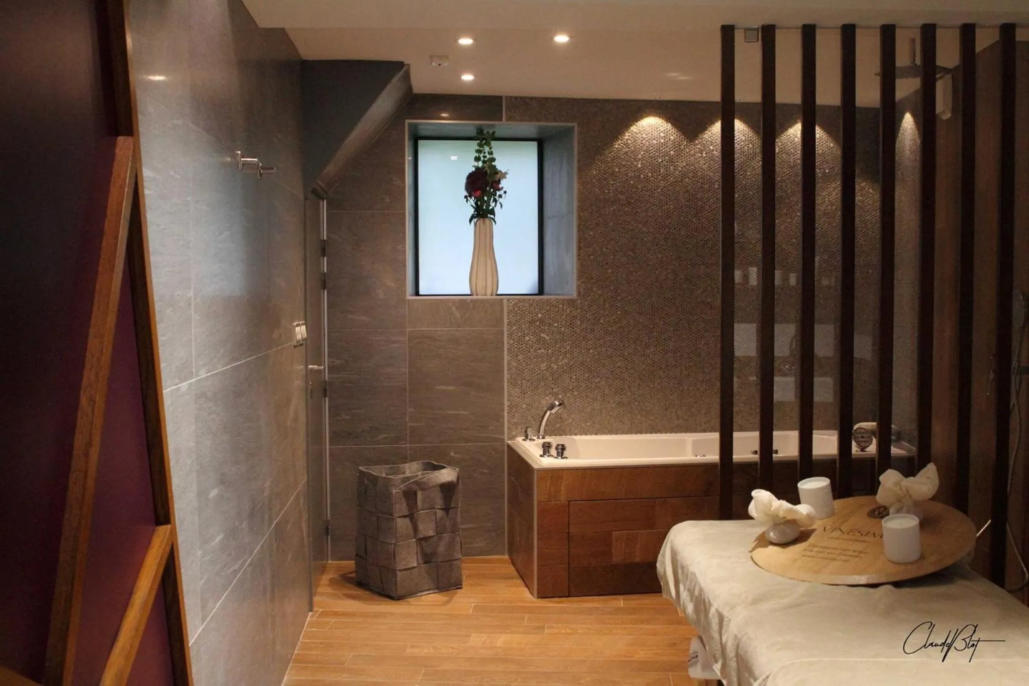 Spa and wellness centre/facilities, Bed in Logis Hostellerie des Clos et restaurant Bistrot des grands crus et Maison de la tour Chablis