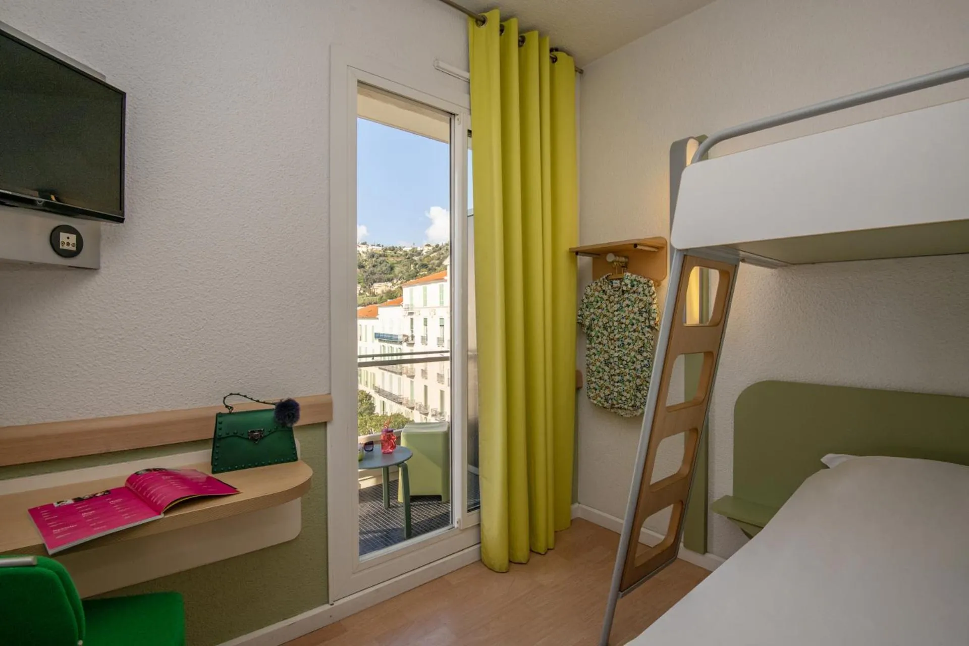 Bedroom, Bed in ibis budget Menton Bord de Mer