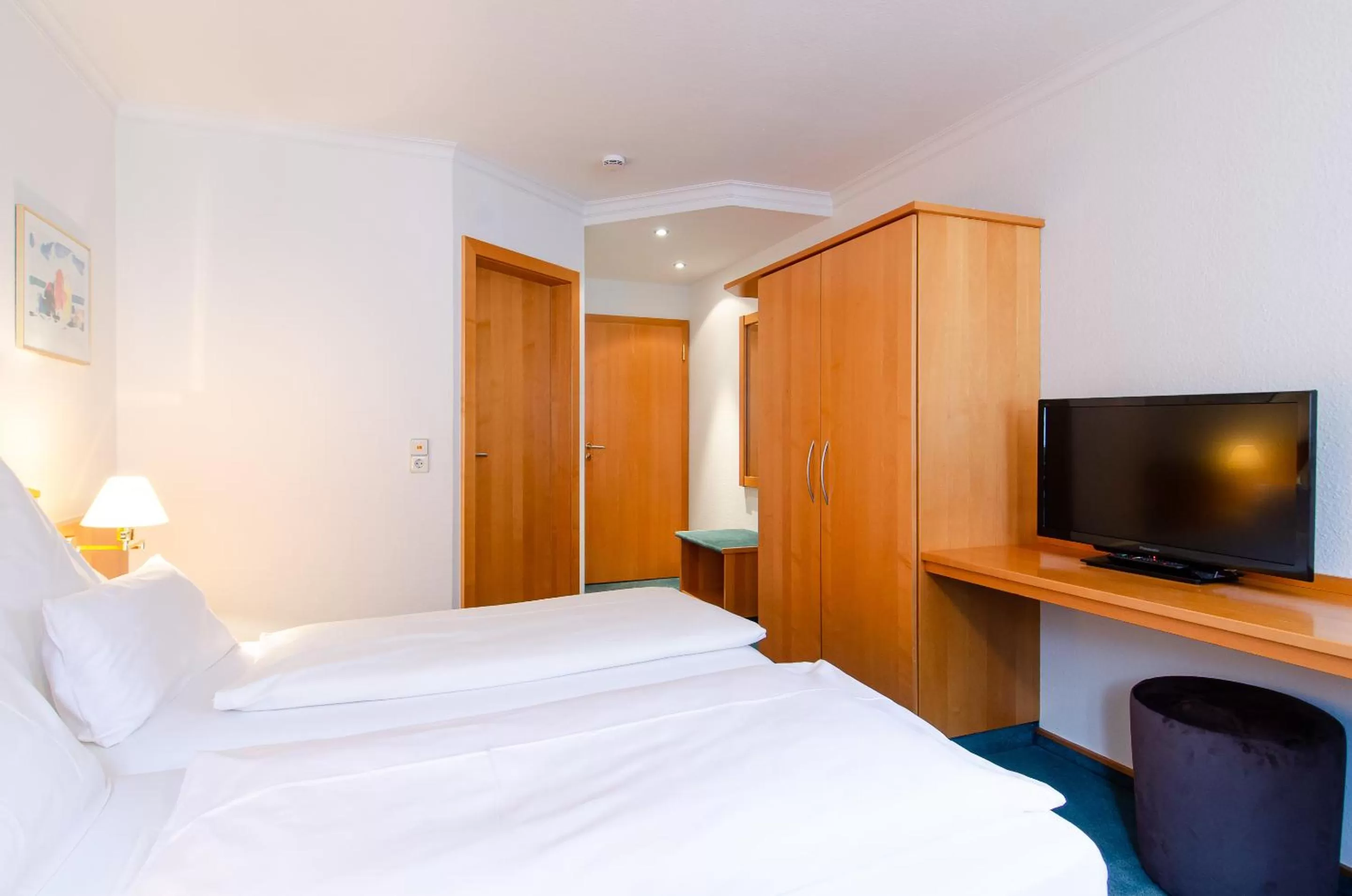 Communal lounge/ TV room, Bed in Hotel Gasthof Hecht