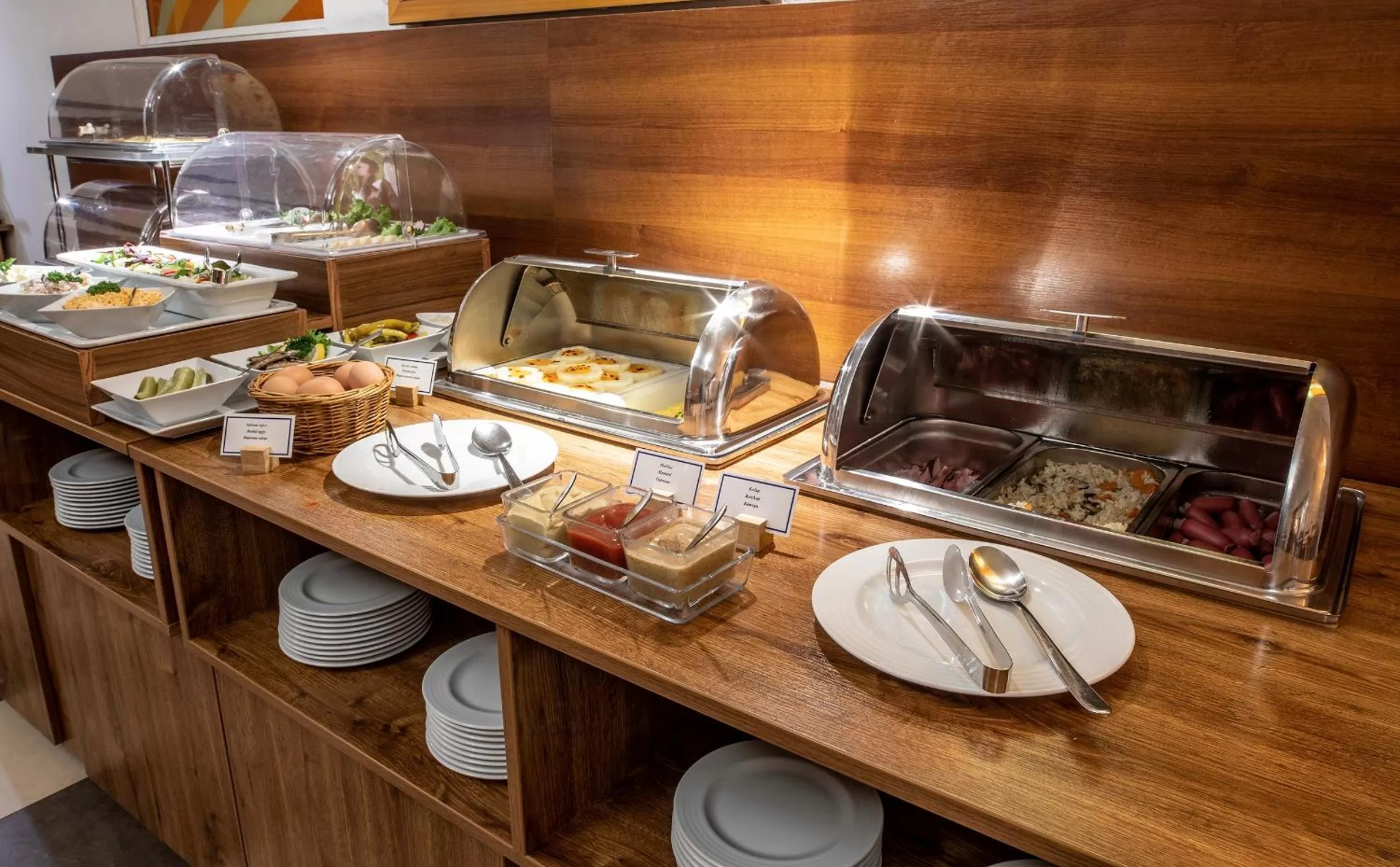 Restaurant/places to eat in EA Hotel Downtown