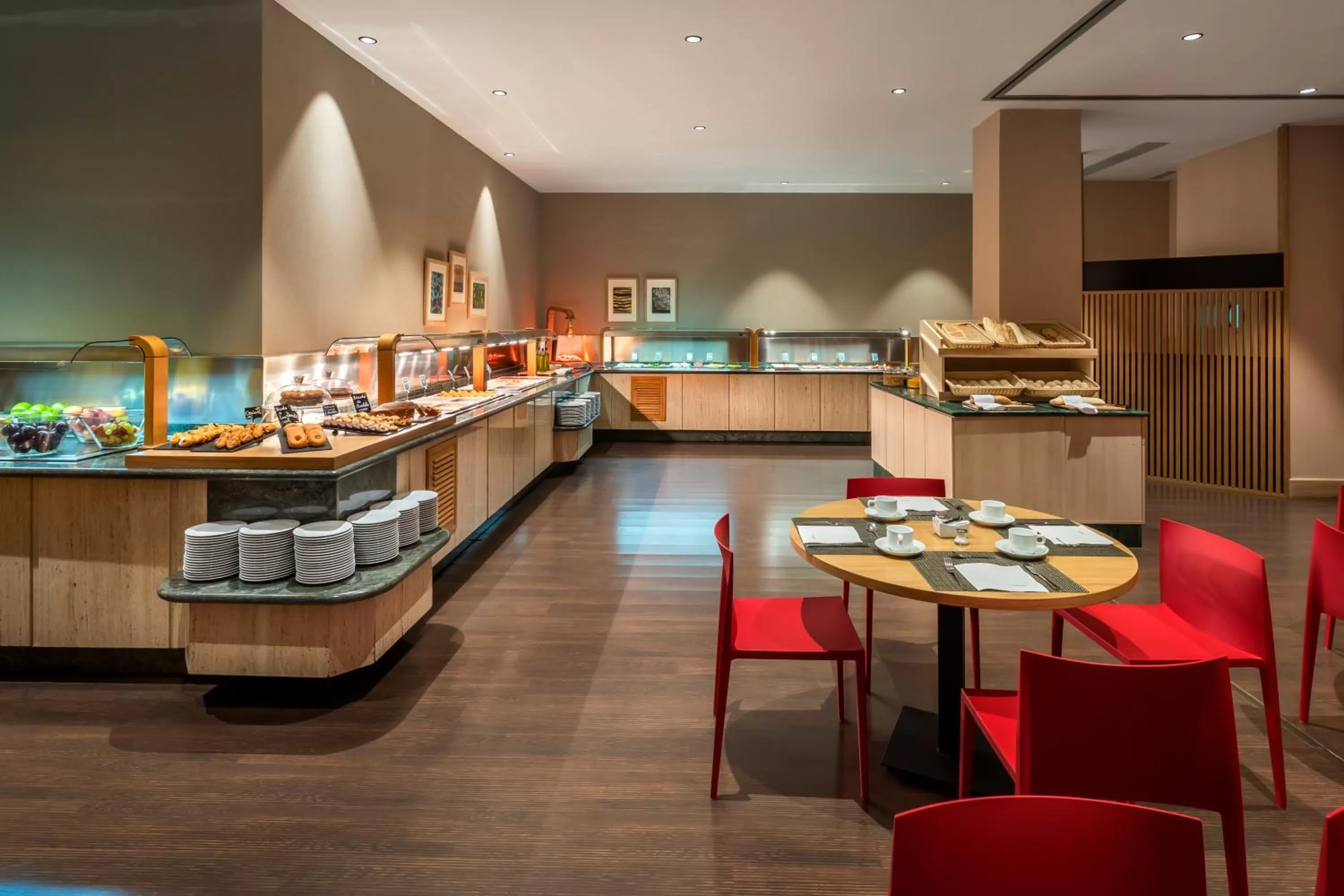 Restaurant/places to eat in Occidental Granada