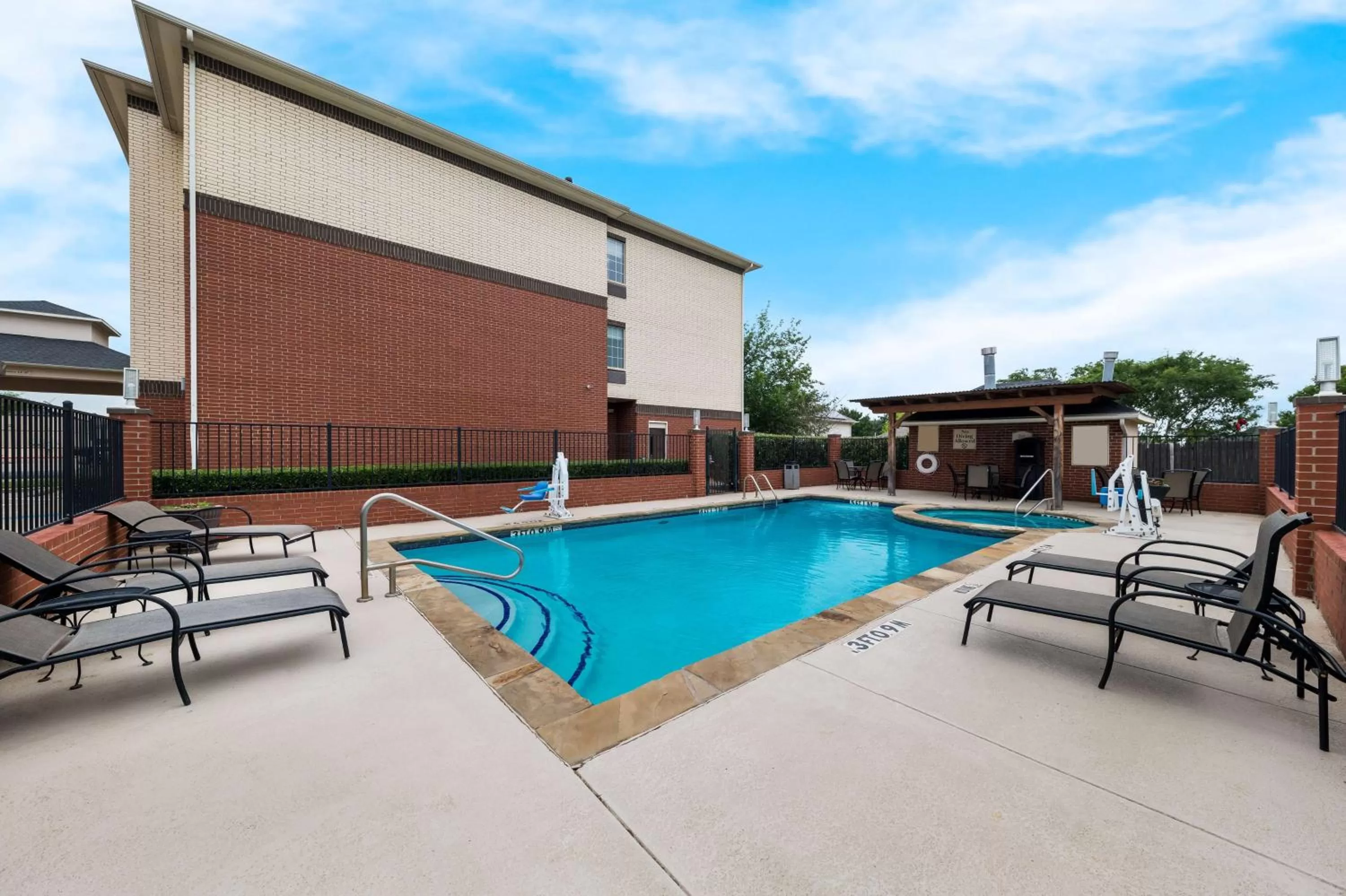 Pool view in Best Western Plus Lake Dallas Inn & Suites