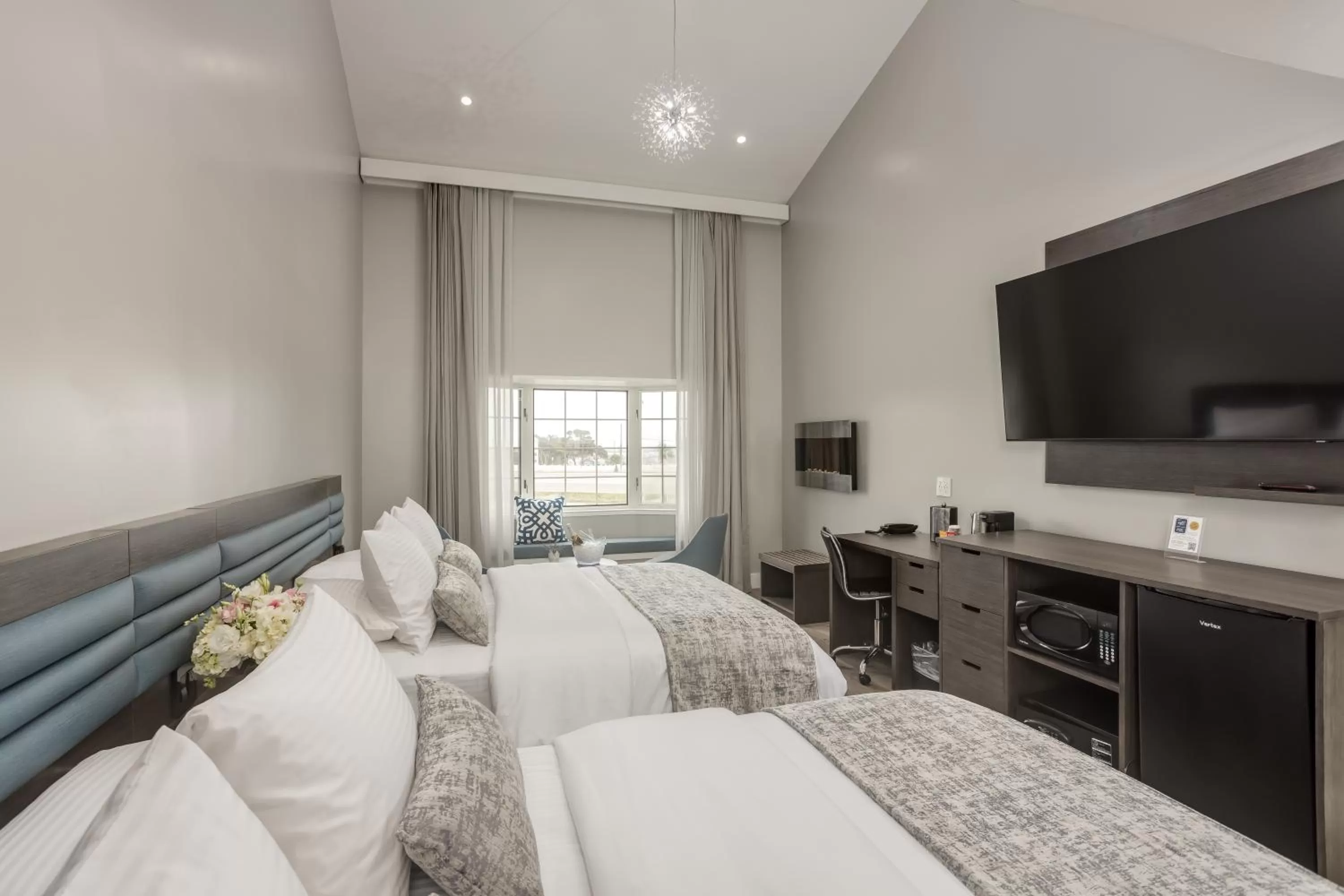 Bed in Harbor View Inn