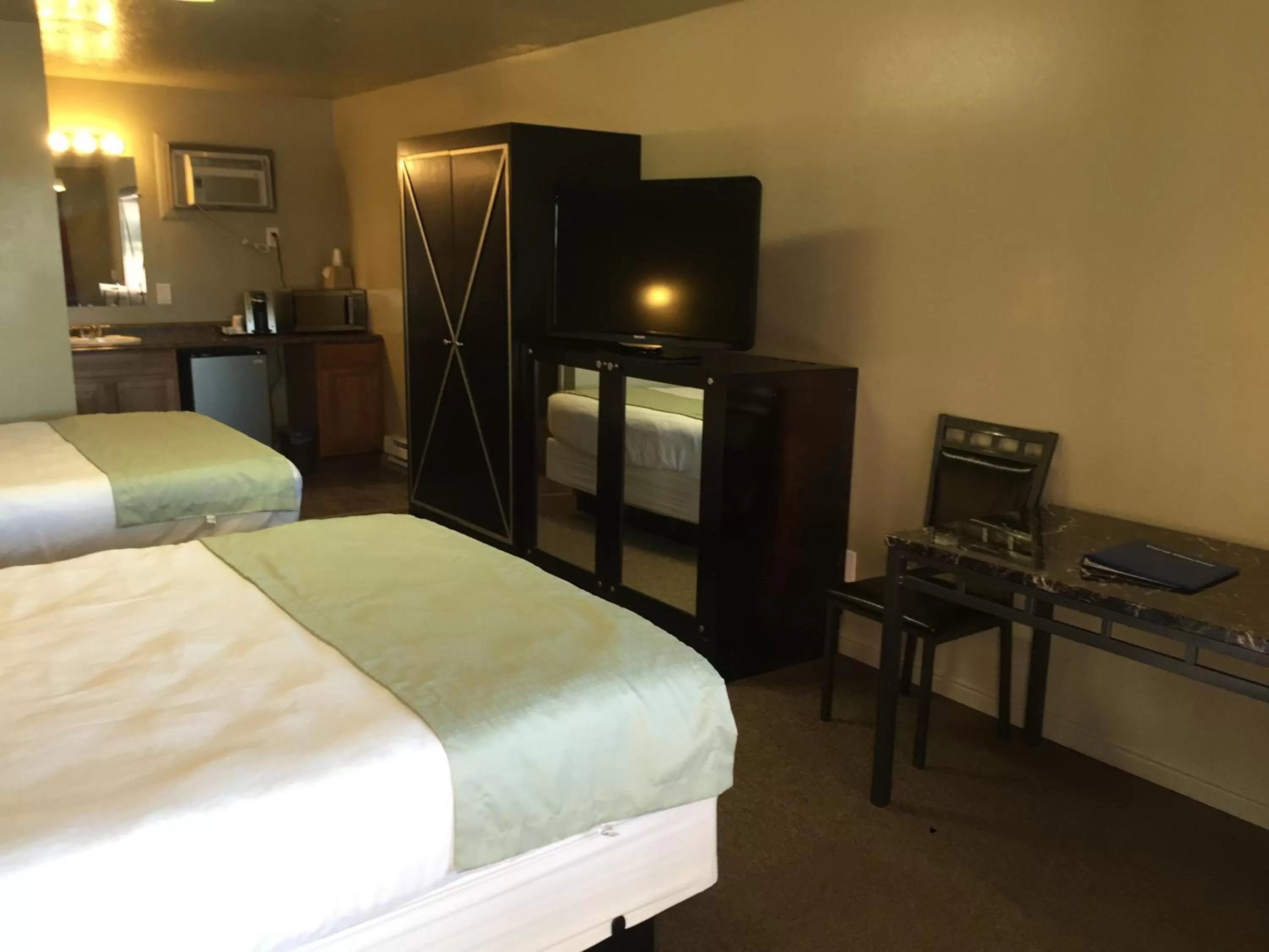 Photo of the whole room, Bed in Gateway Inn