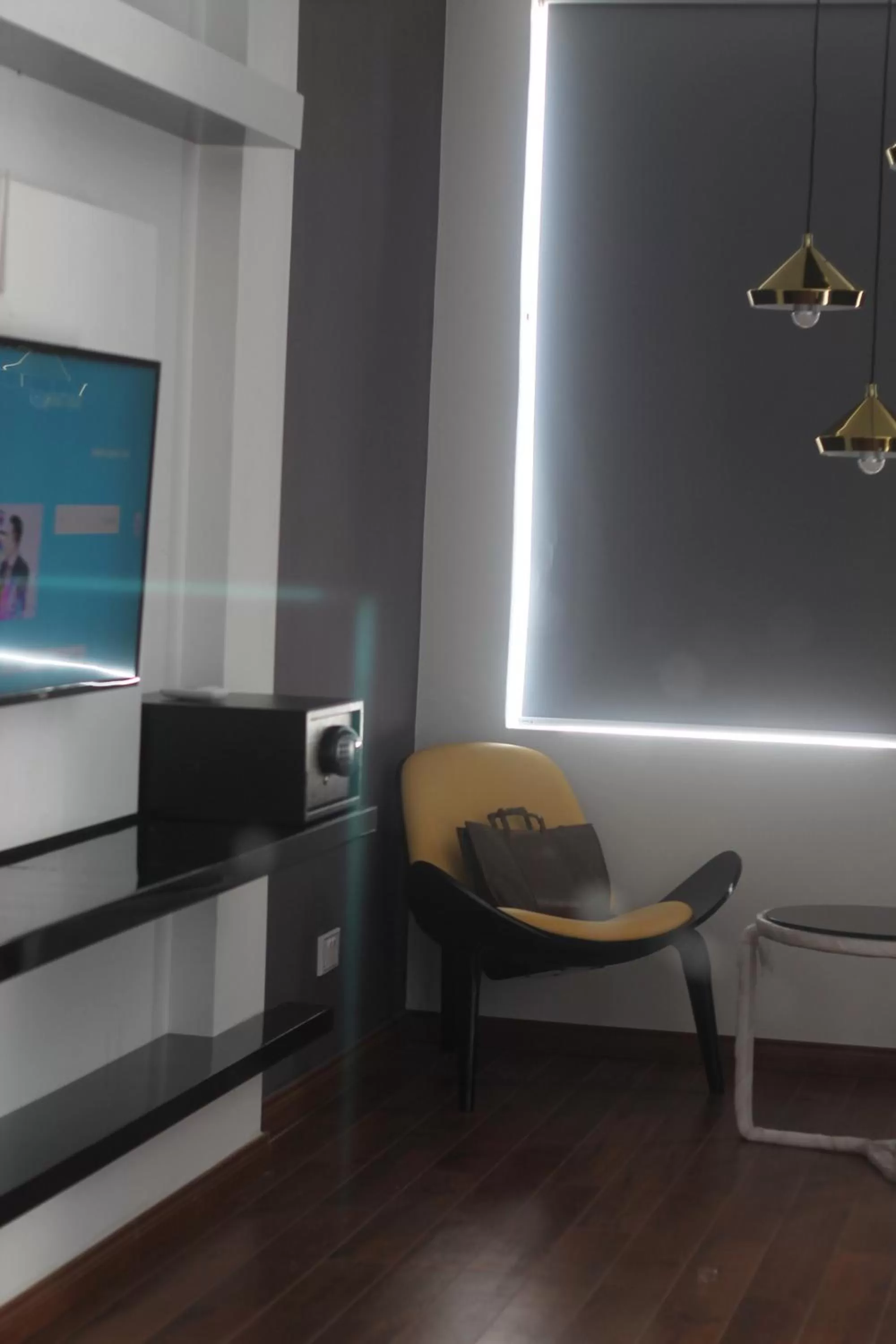 Seating area, TV/Entertainment Center in Benny's City Hotel