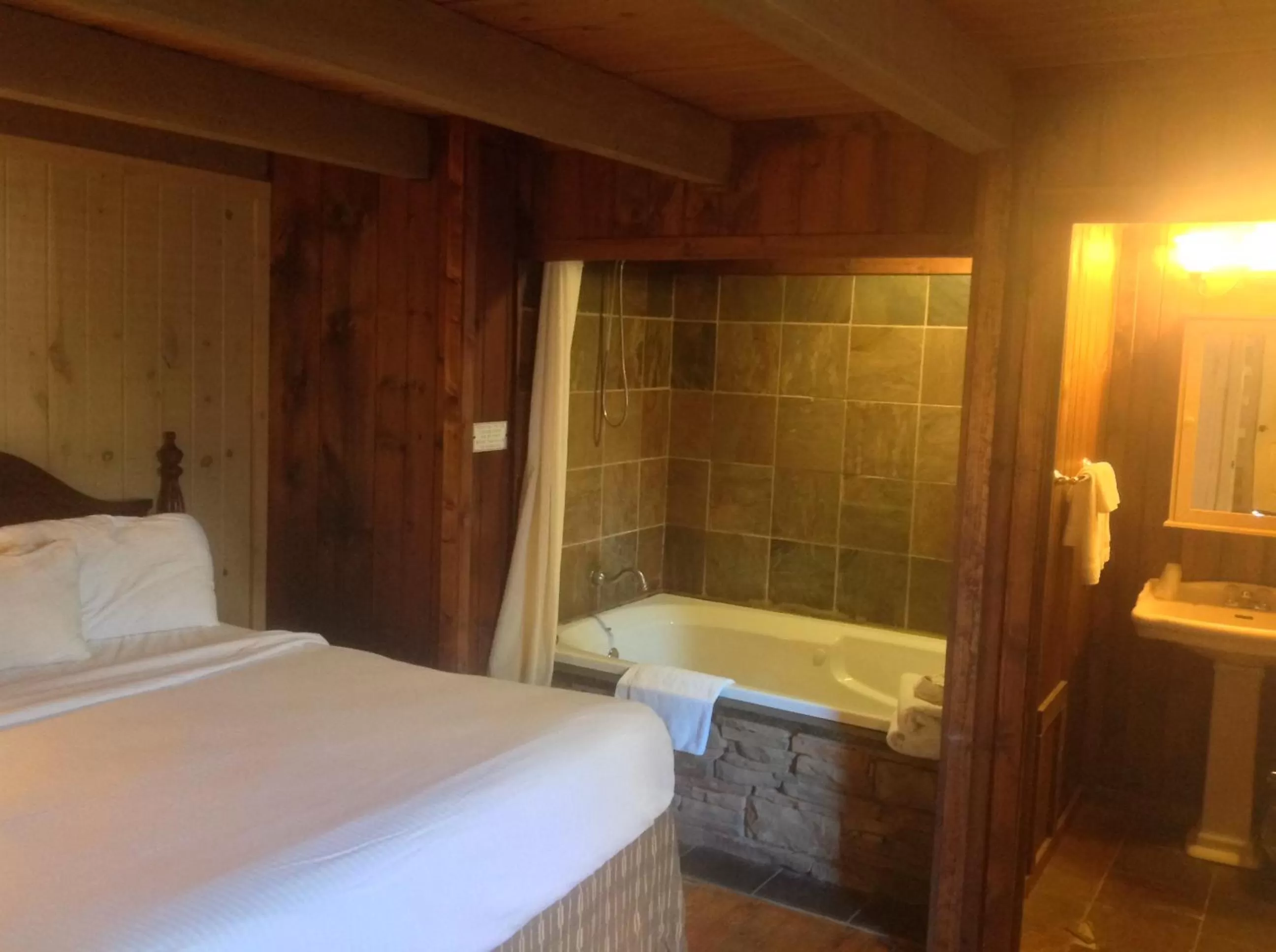 Hot Tub, Bed in The Smoke House Lodge
