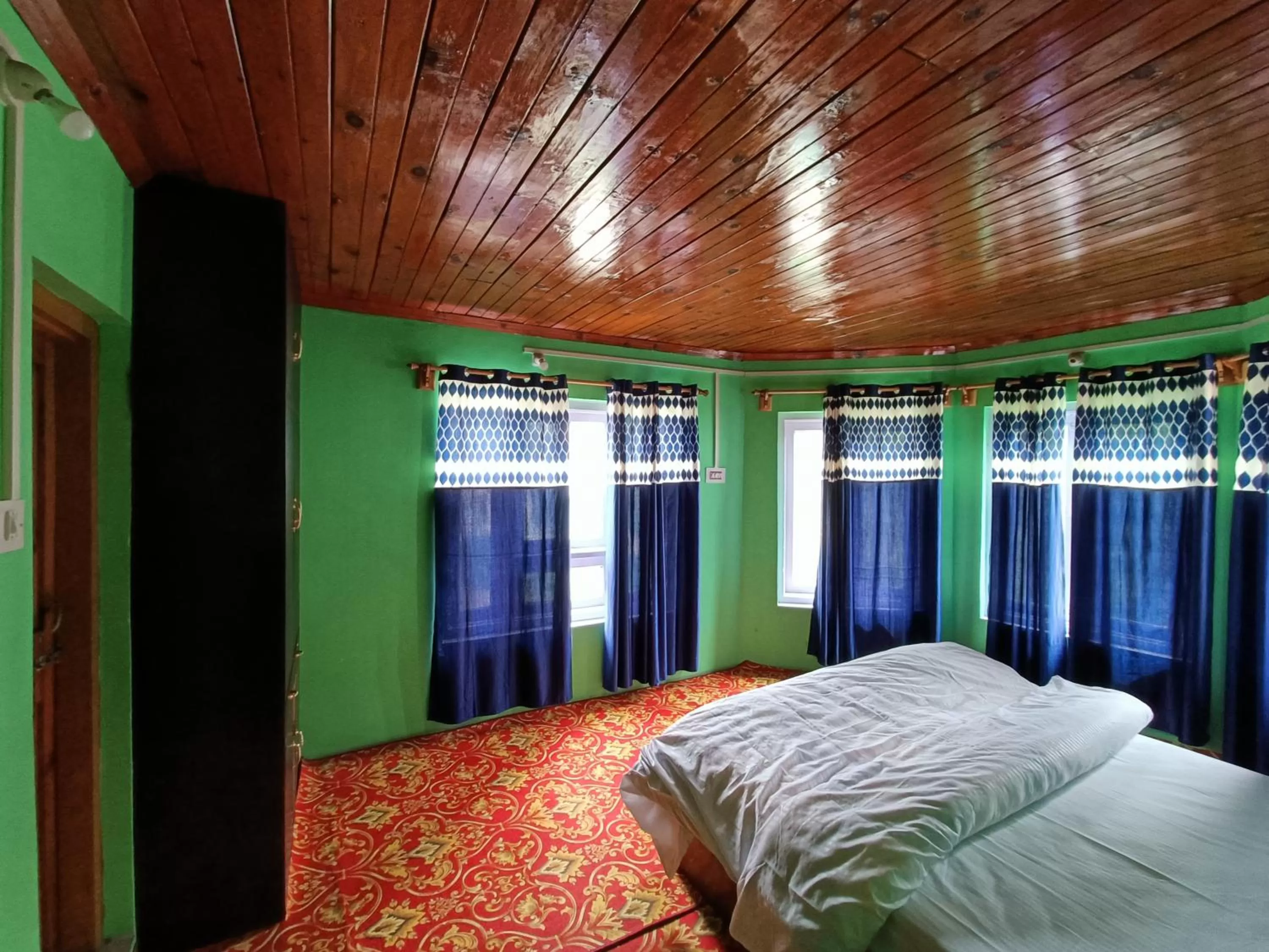 Bedroom, Bed in Kolahoi Heights Guest House