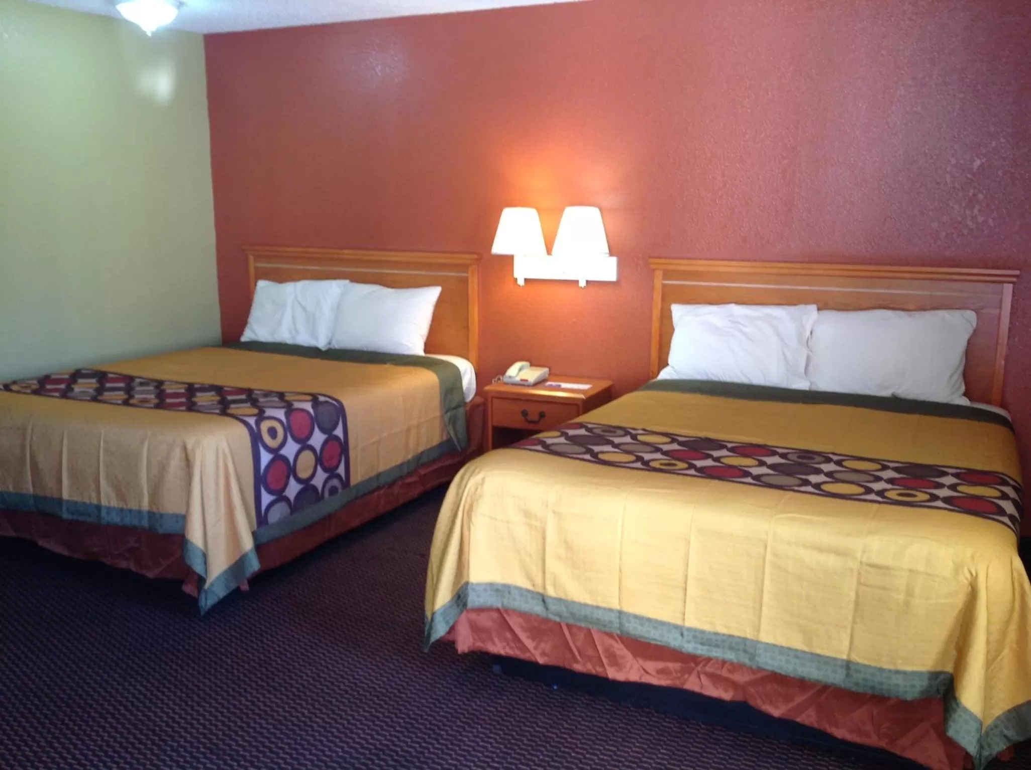Bed in Americas Best Value Inn Pryor