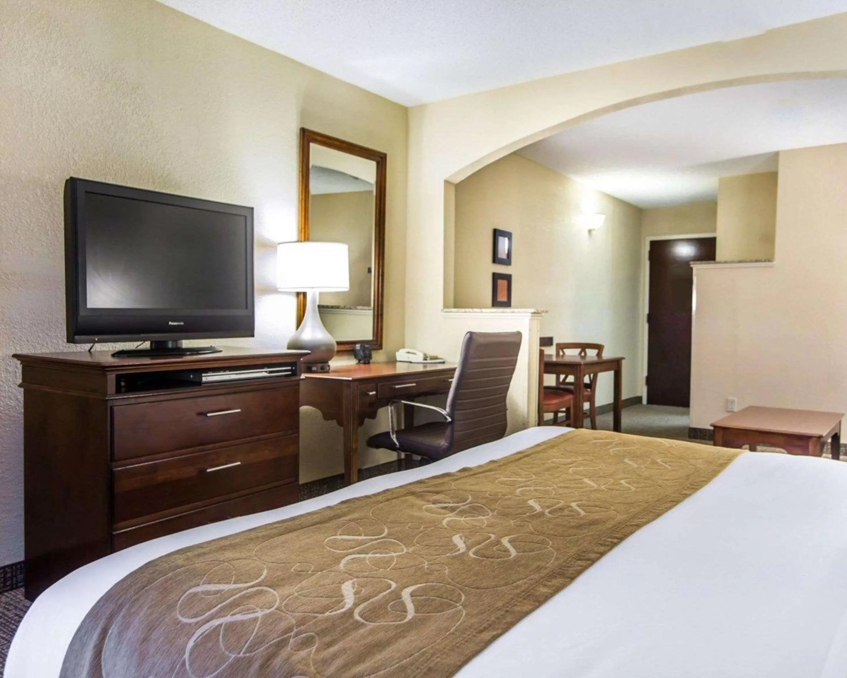 King Suite with Roll-in-Shower - Accessible/Non-Smoking in Comfort Suites Sumter