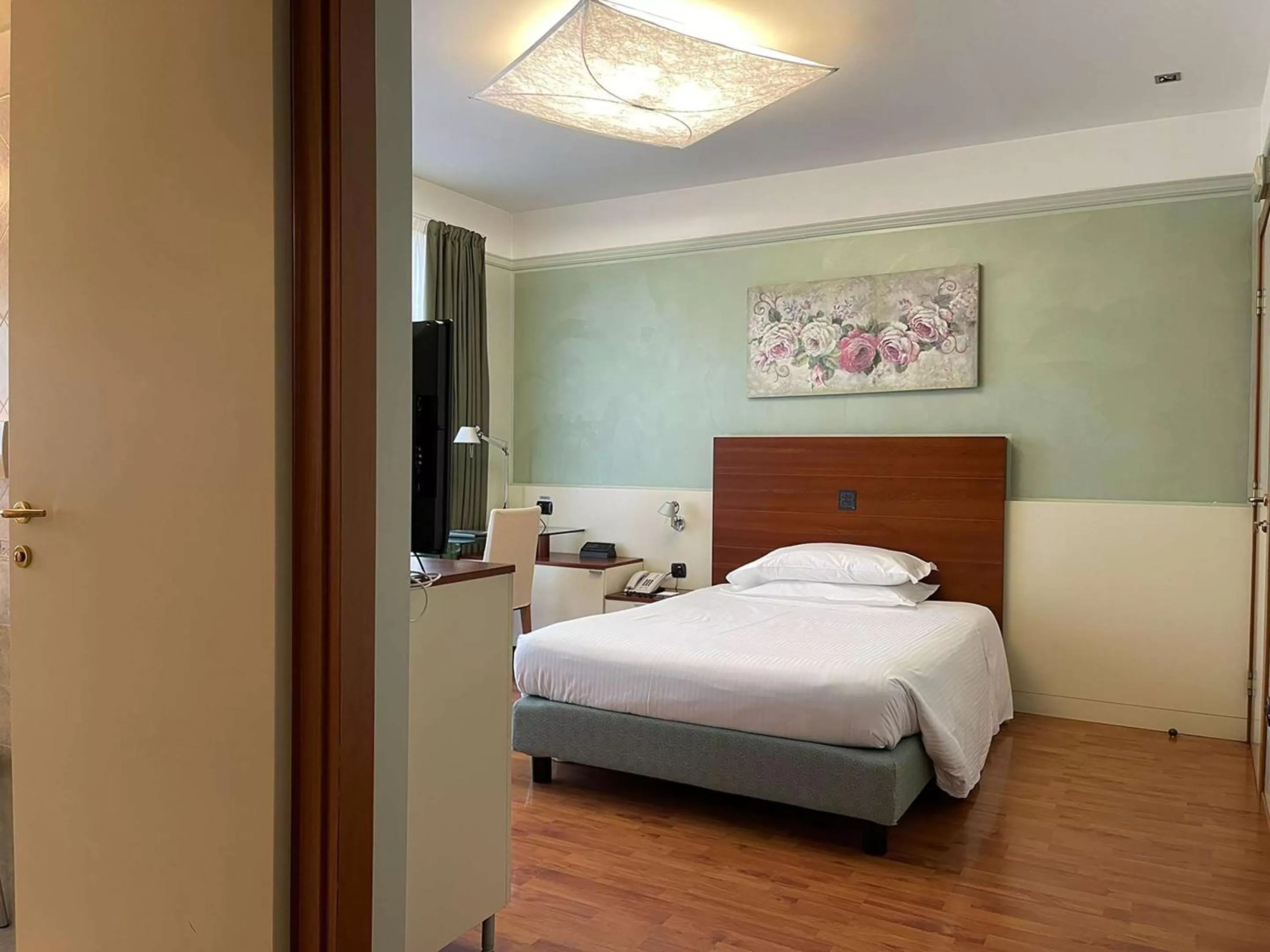 Bedroom, Bed in Hotel Leonardo da Vinci