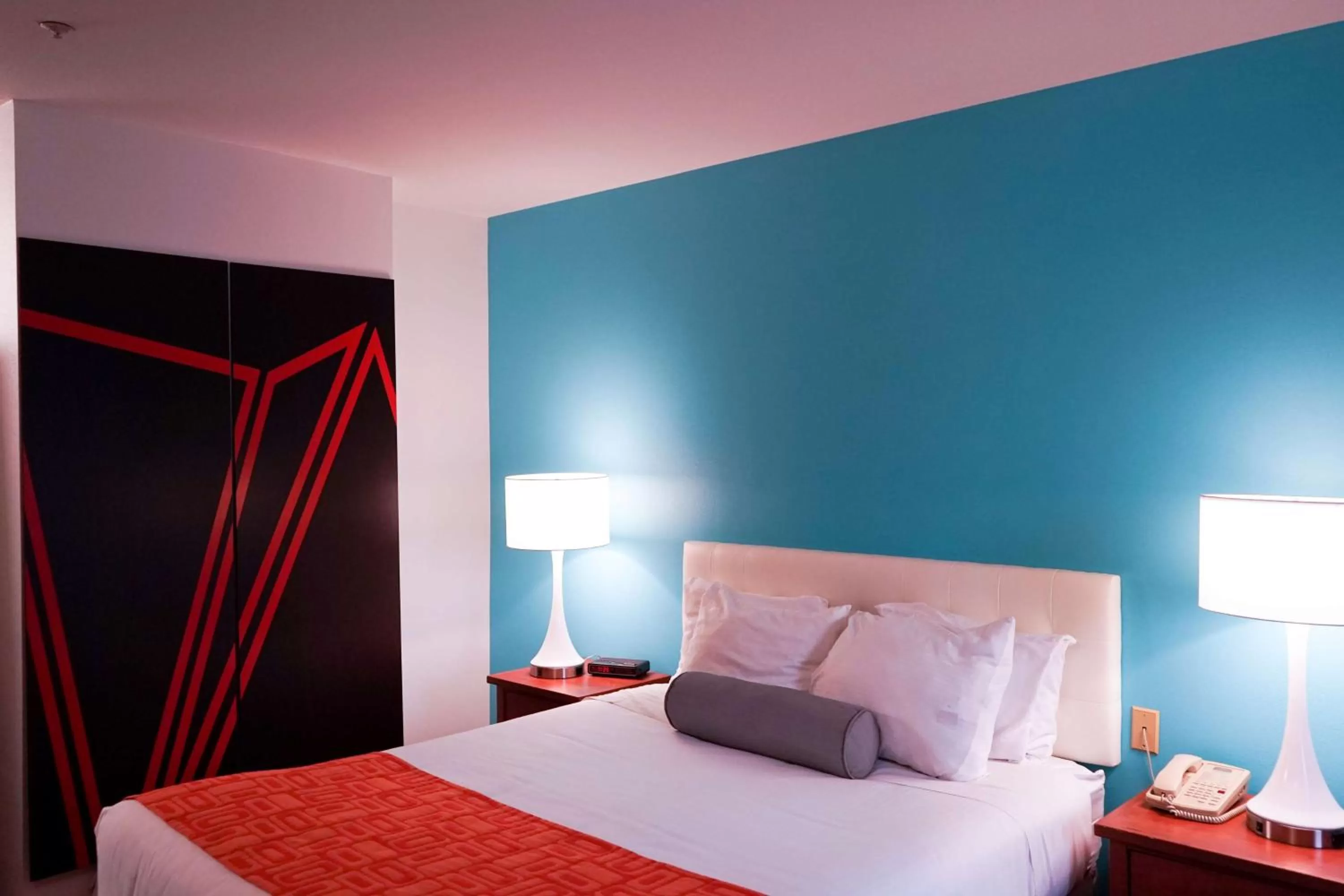 Photo of the whole room, Bed in Howard Johnson by Wyndham Salinas