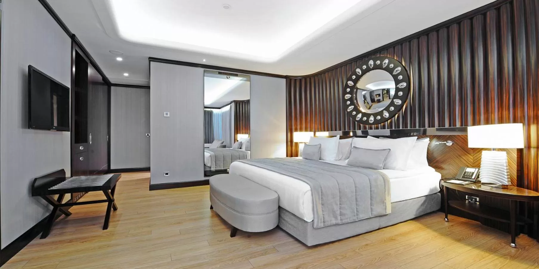 Photo of the whole room, Bed in Crowne Plaza Bursa Convention Center & Thermal Spa by IHG