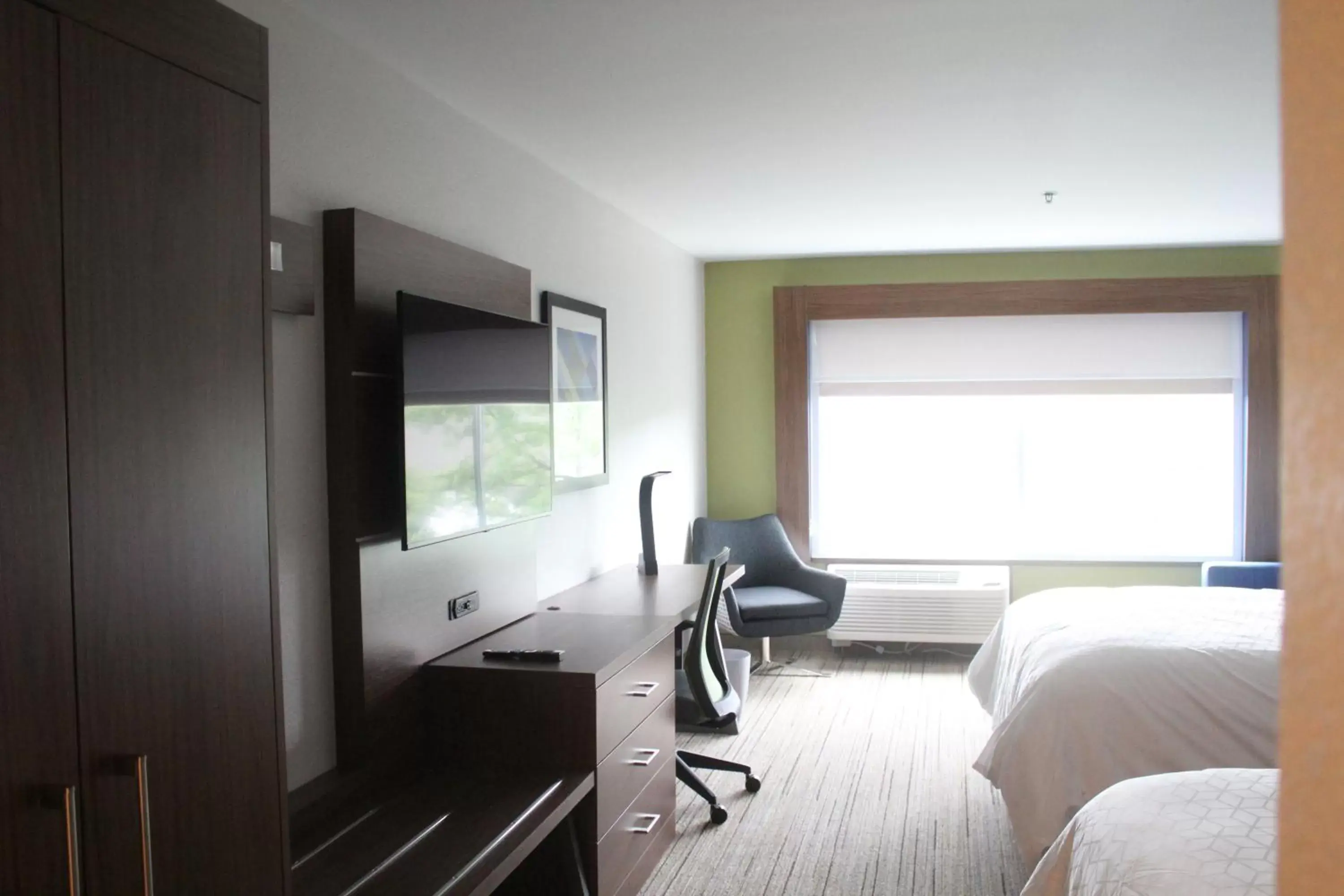 Twin Suite - Hearing Accessible/Non-Smoking in Holiday Inn Express & Suites - Kokomo South, an IHG Hotel Twin Suite - Hearing Accessible/Non-Smoking in Holiday Inn Express & Suites - Kokomo South, an IHG Hotel