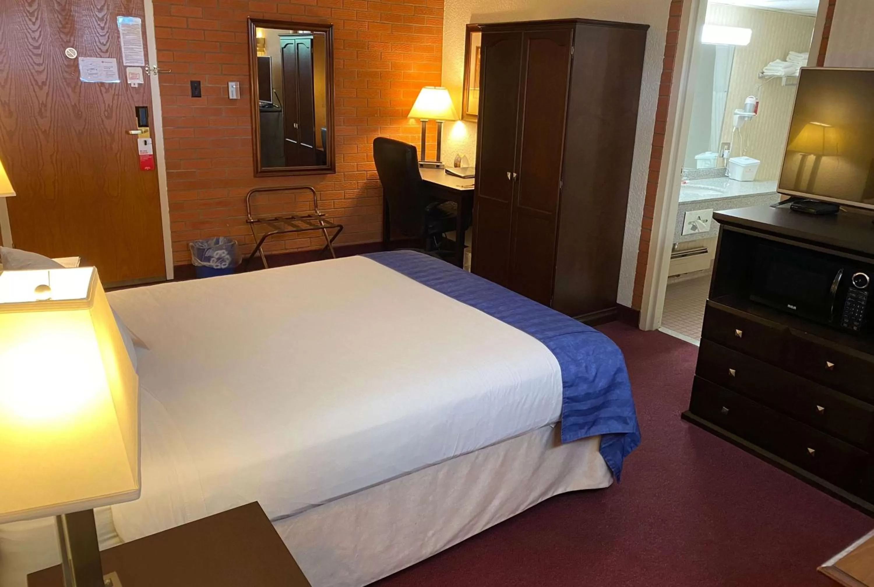 Photo of the whole room, Bed in Ramada by Wyndham Lethbridge