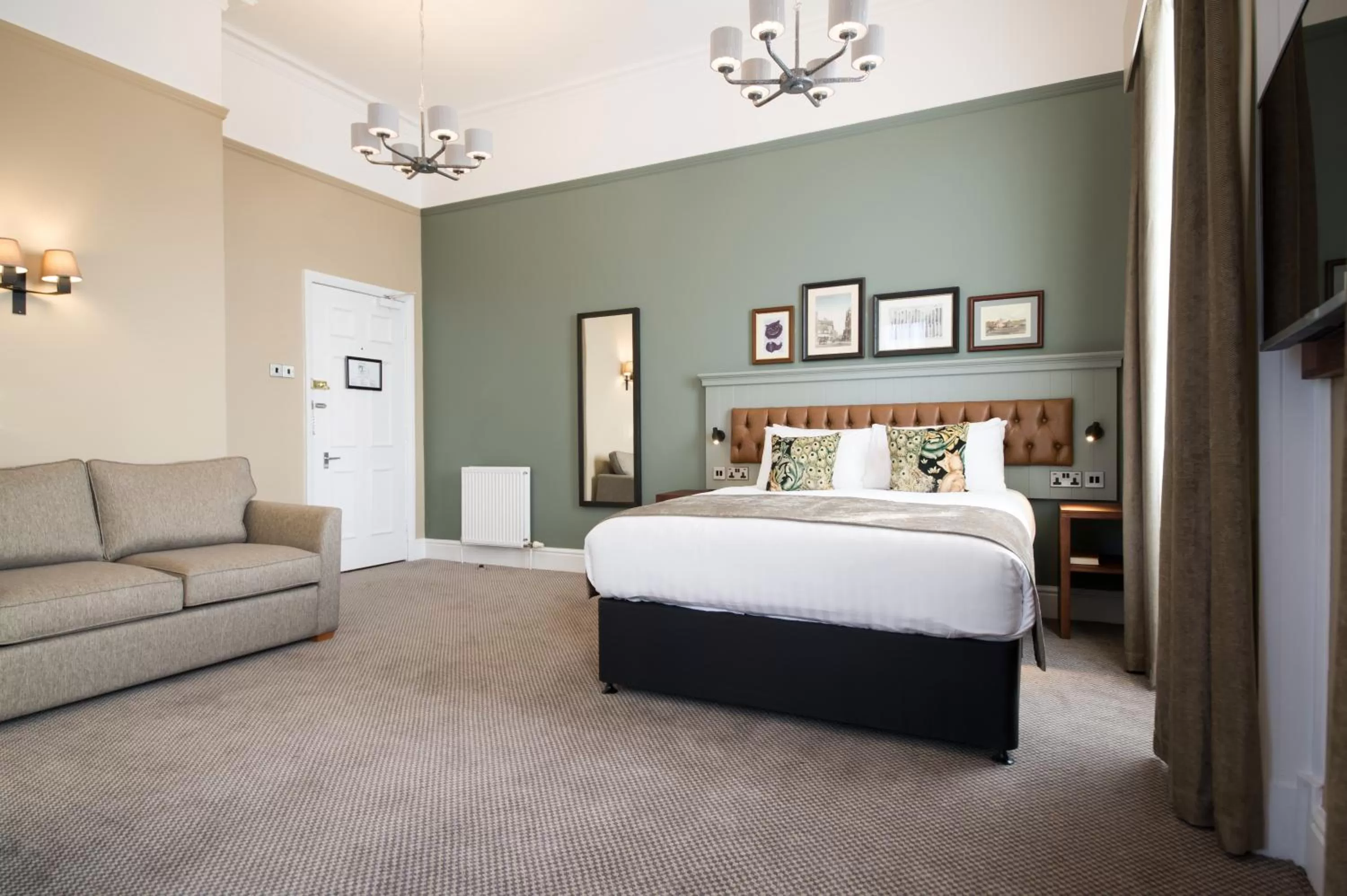 Photo of the whole room, Bed in The Cheshire Cat by Innkeeper's Collection