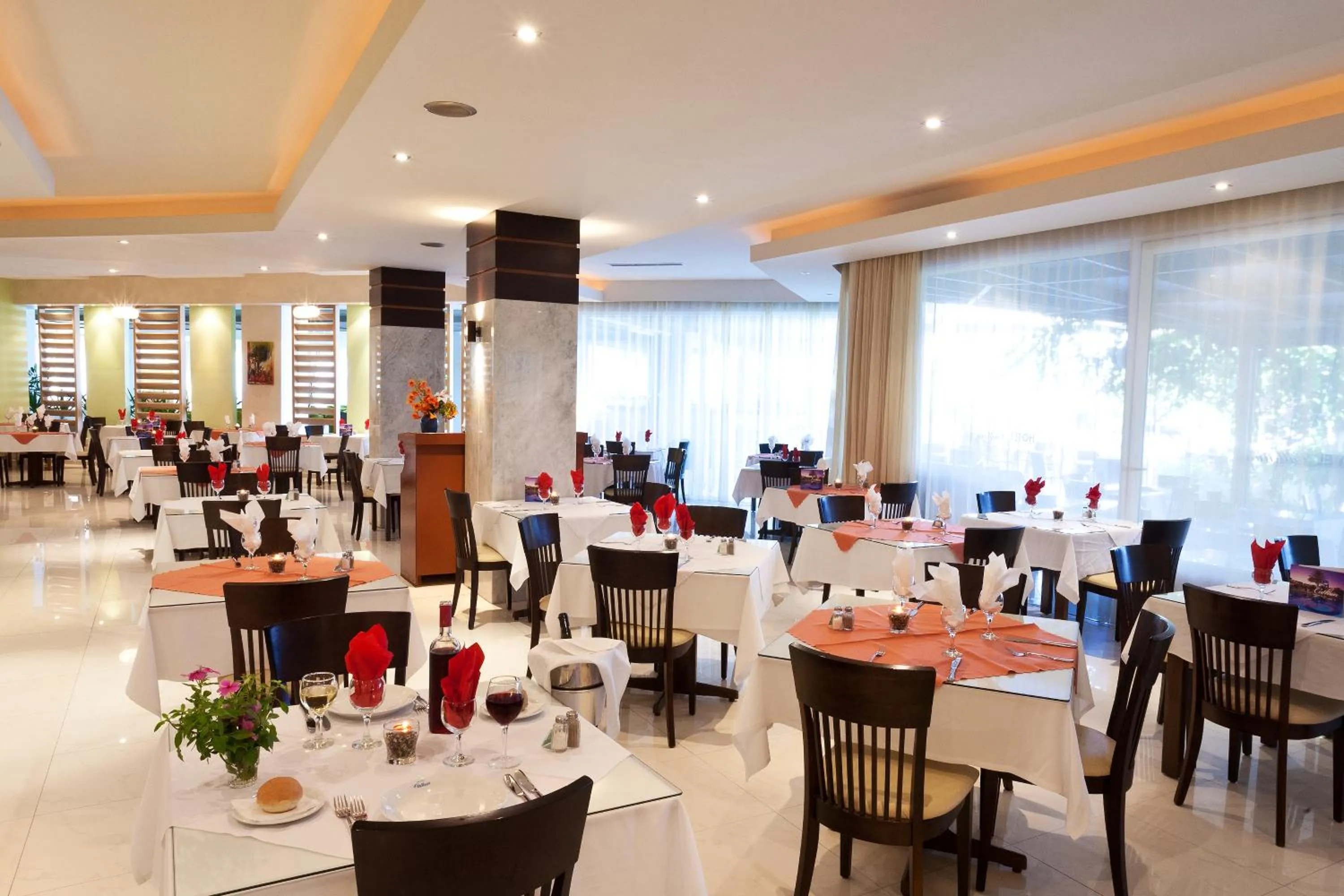 Restaurant/places to eat in Cathrin Hotel