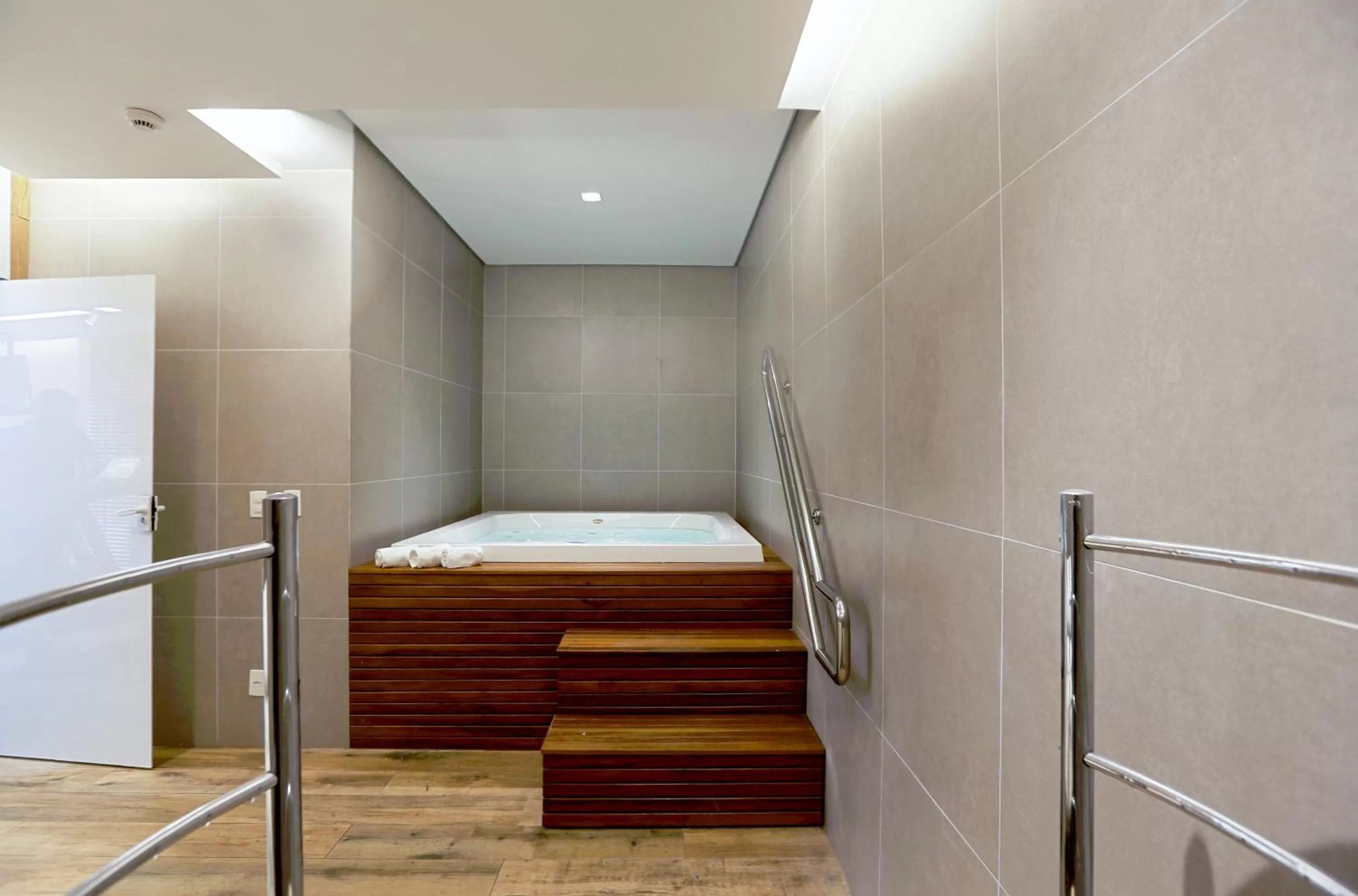 Hot Tub, Bed in Comfort Hotel Guarulhos Aeroporto