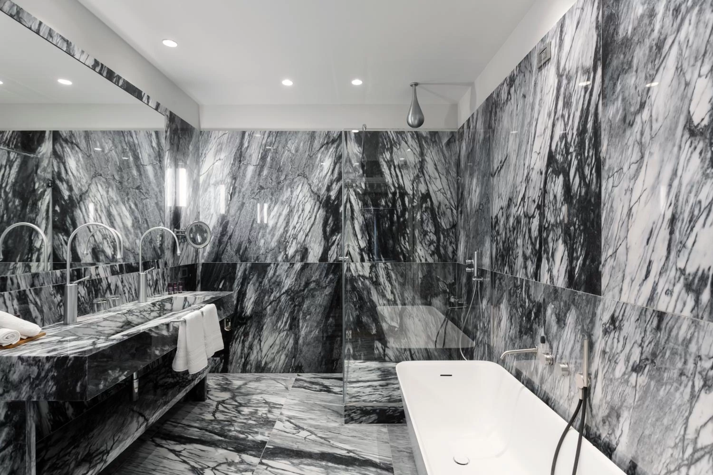 Hot Tub in Galleria Vik Milano - Townhouse Galleria - Small Luxury Hotels of the World