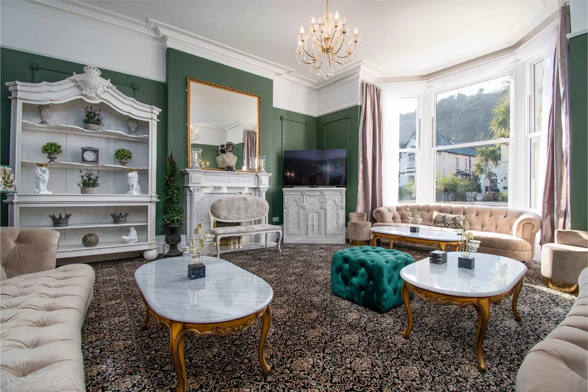 Lounge or bar in Lansdowne House with Private Car Park