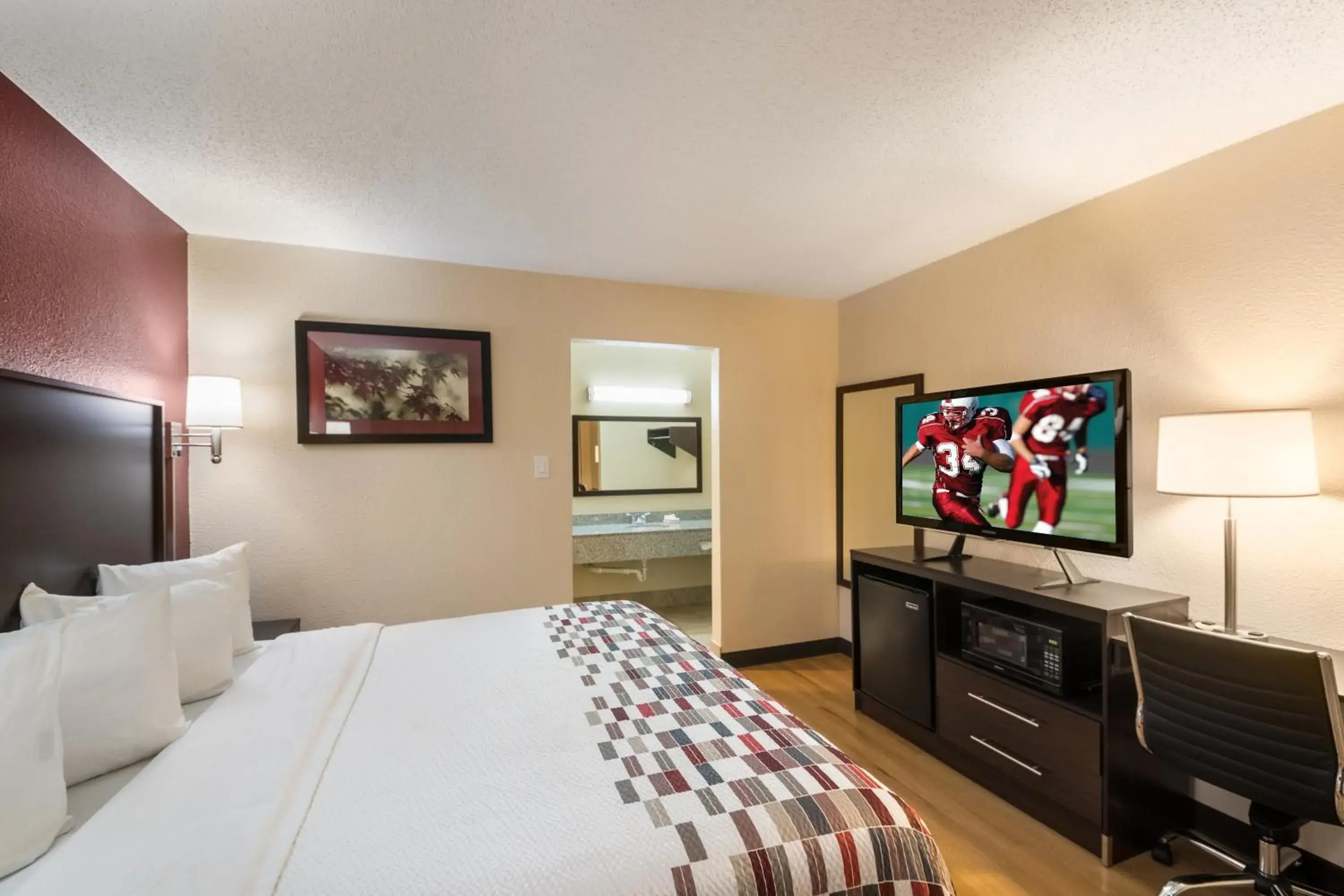 Deluxe King Room - Smoking in Red Roof Inn Temple Deluxe King Room - Smoking in Red Roof Inn Temple