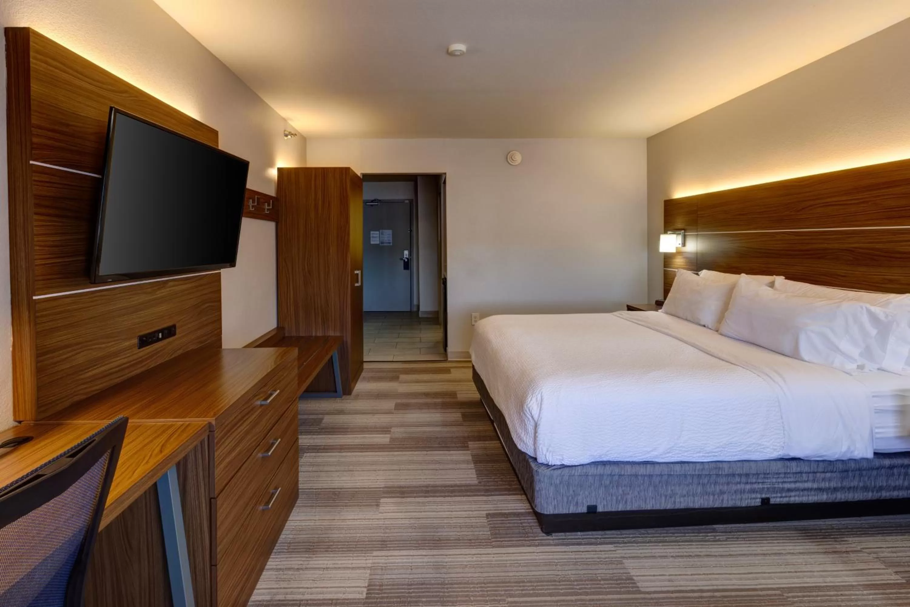 Photo of the whole room, Bed in Holiday Inn Express & Suites Shelbyville Indianapolis by IHG